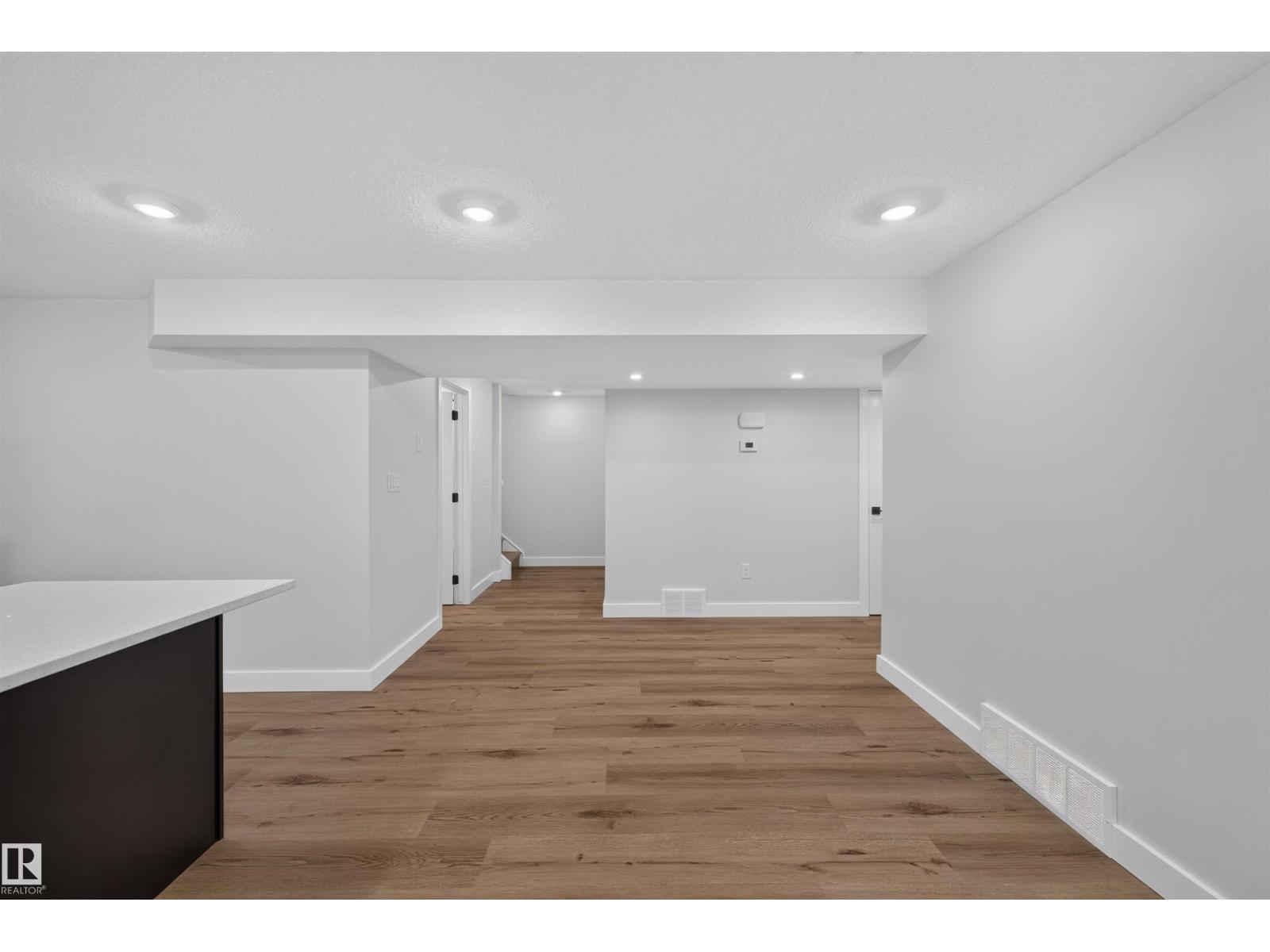 9516 52 ST NW - 14