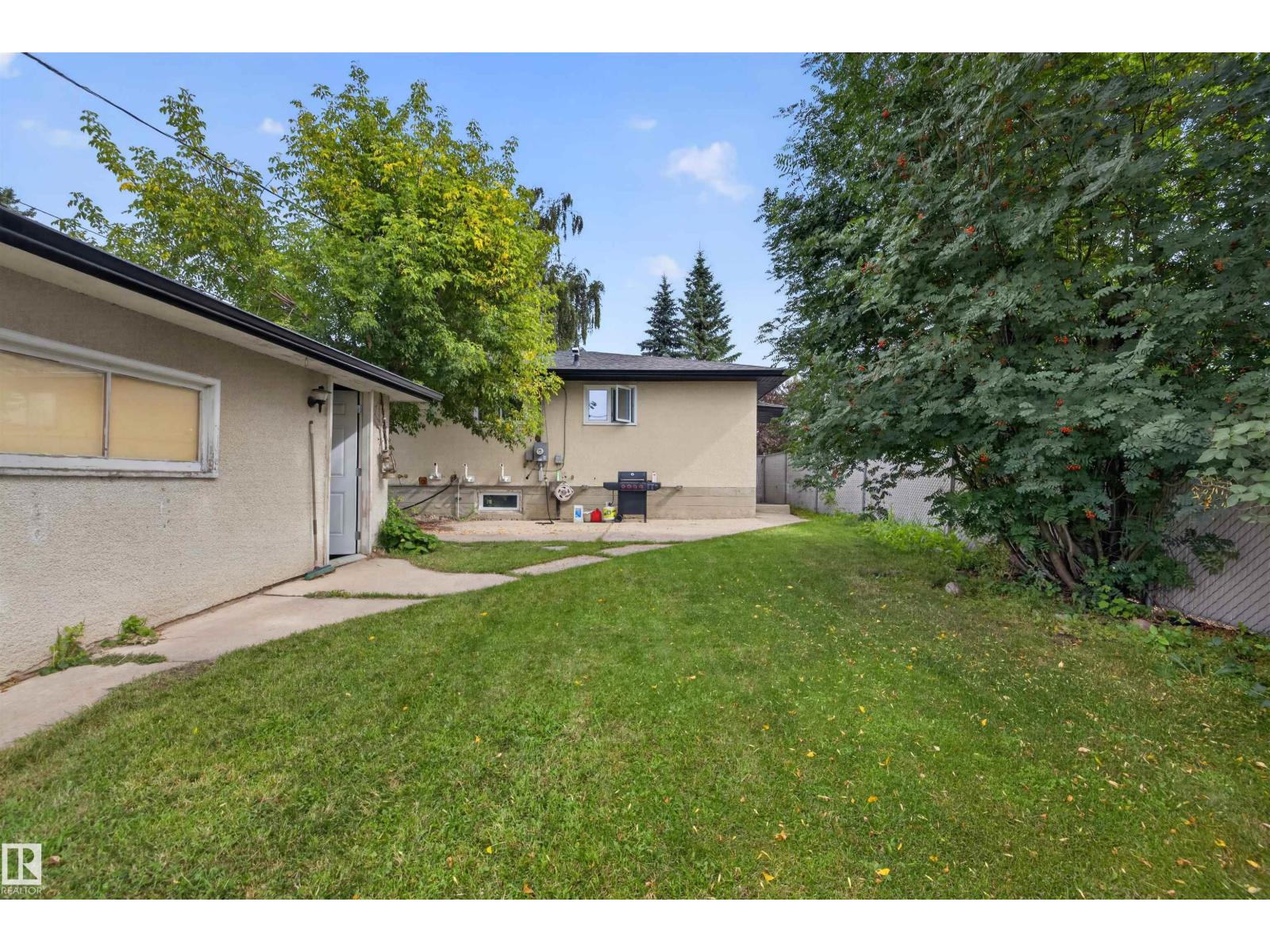 9516 52 ST NW - 26