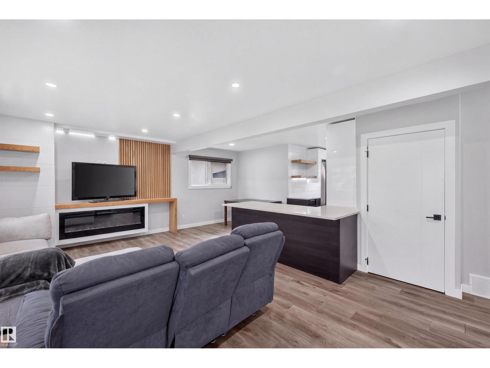 9516 52 ST NW - 4