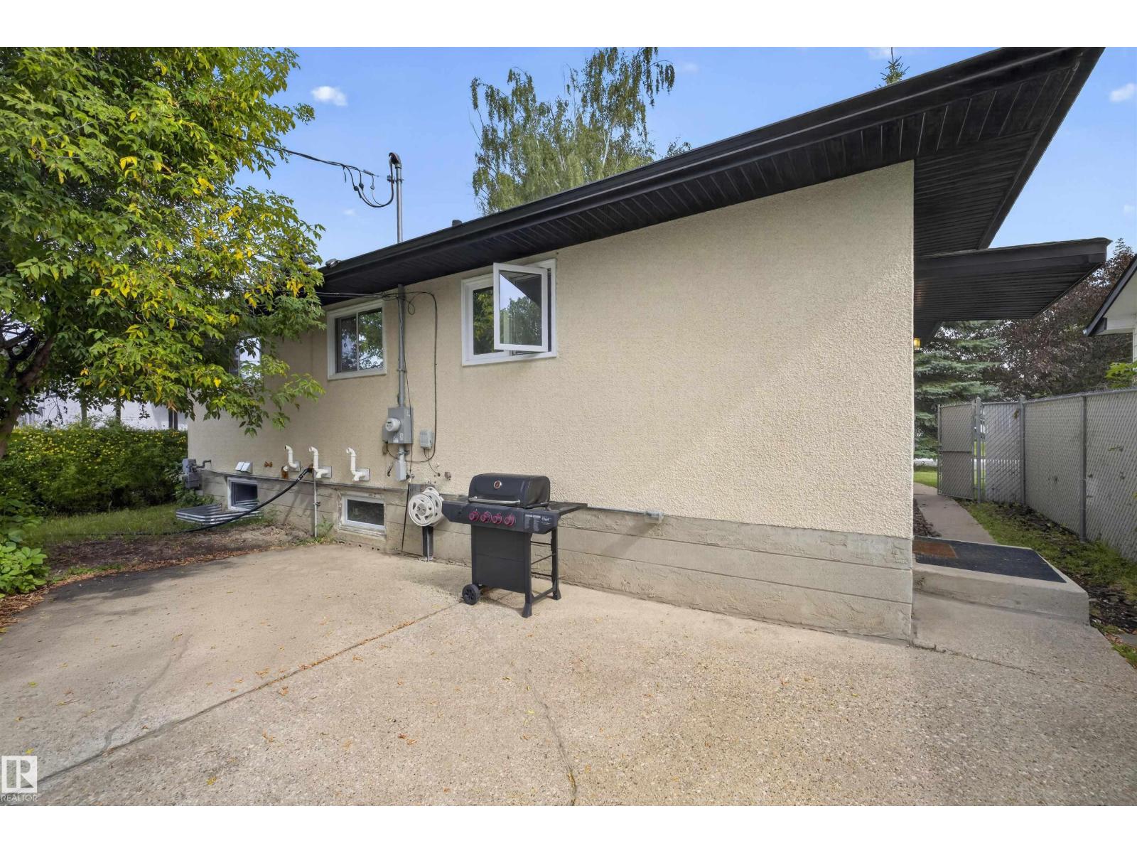 9516 52 ST NW - 30