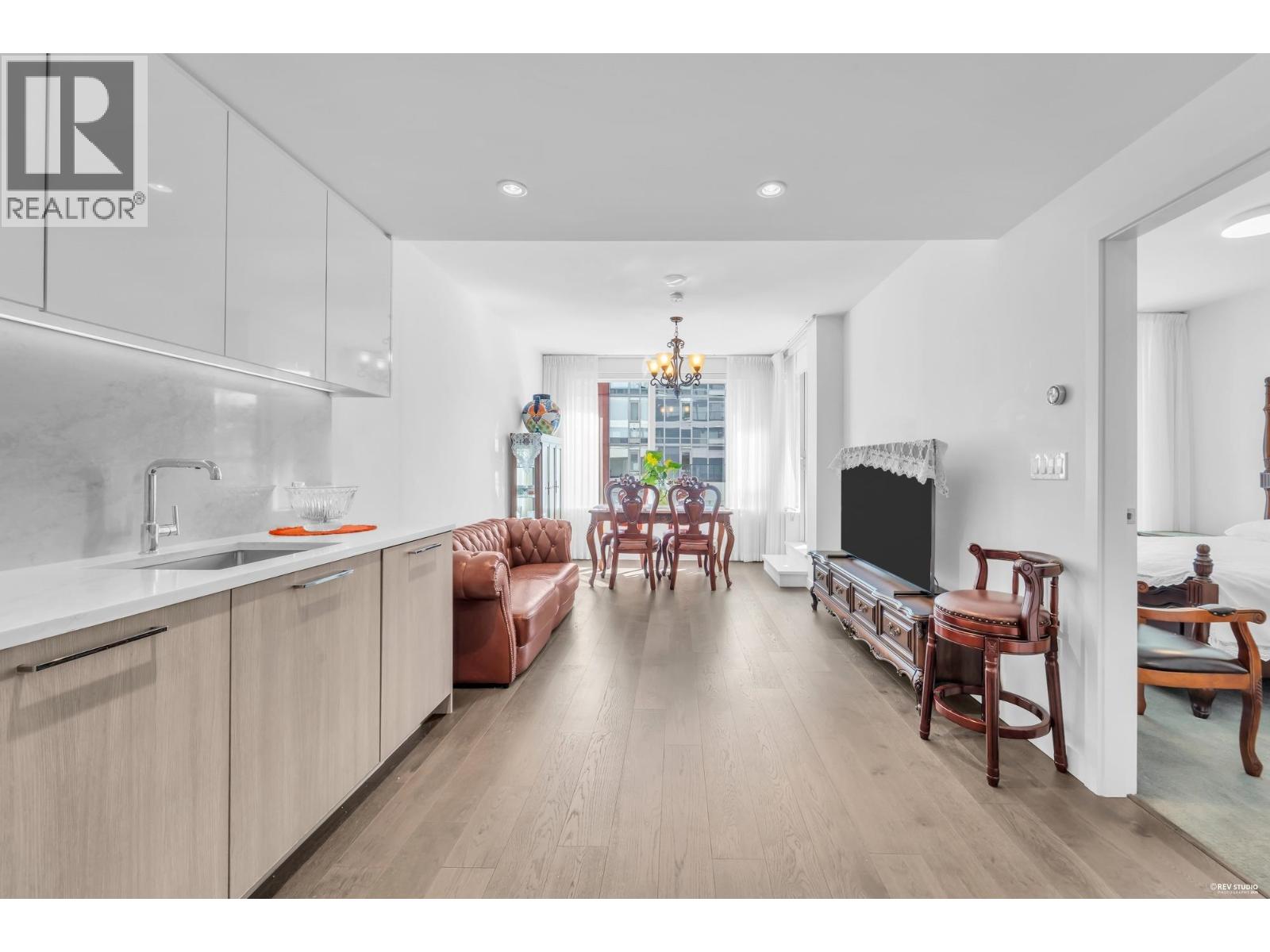 10xx 8169 MCMYN WAY, Richmond — photo 1