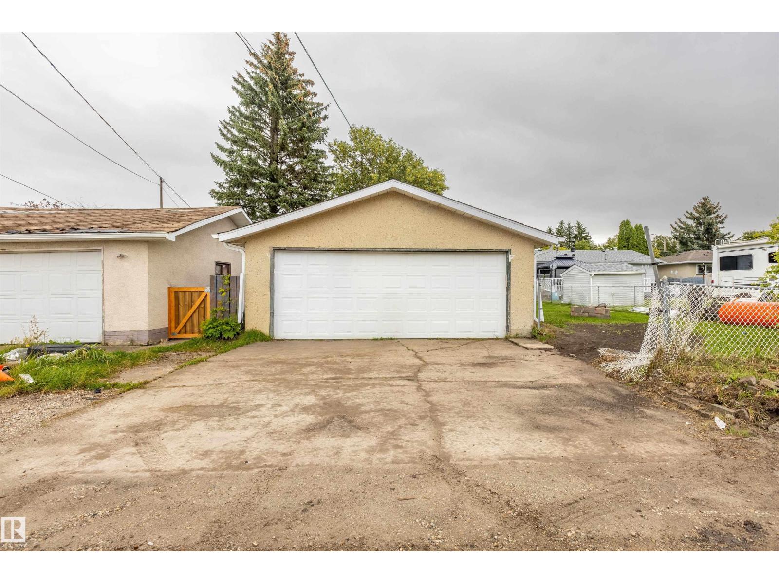9908 99 ST - 35