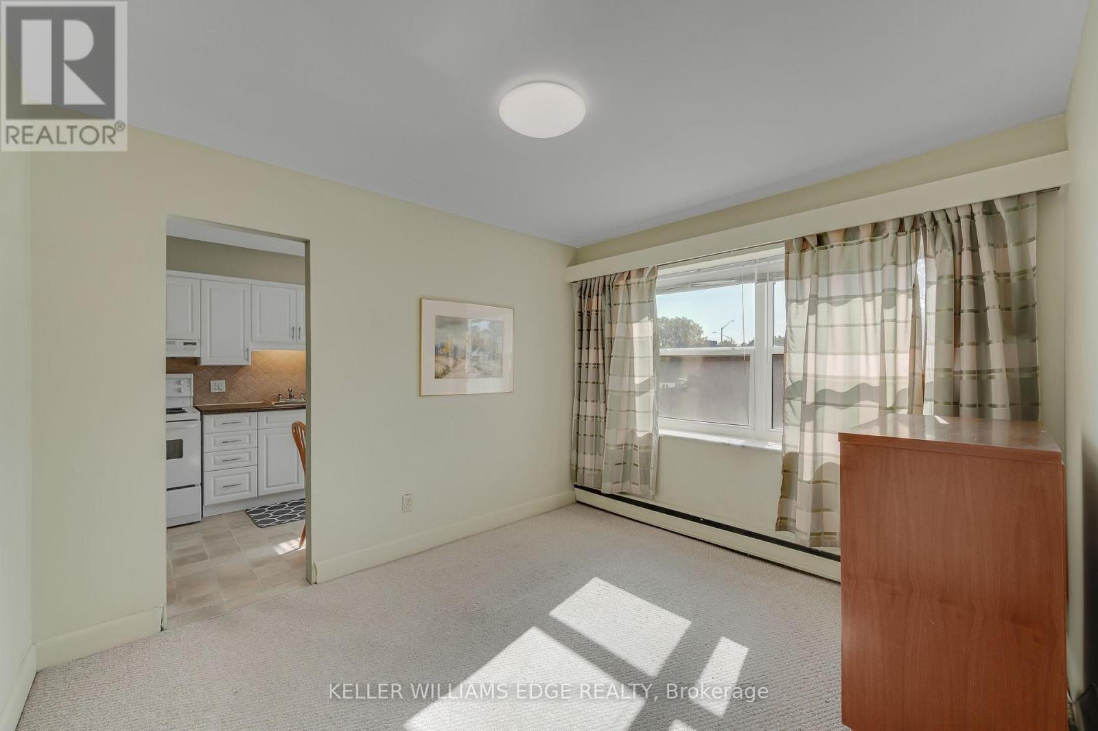 #9 824 BRANT STREET - 14