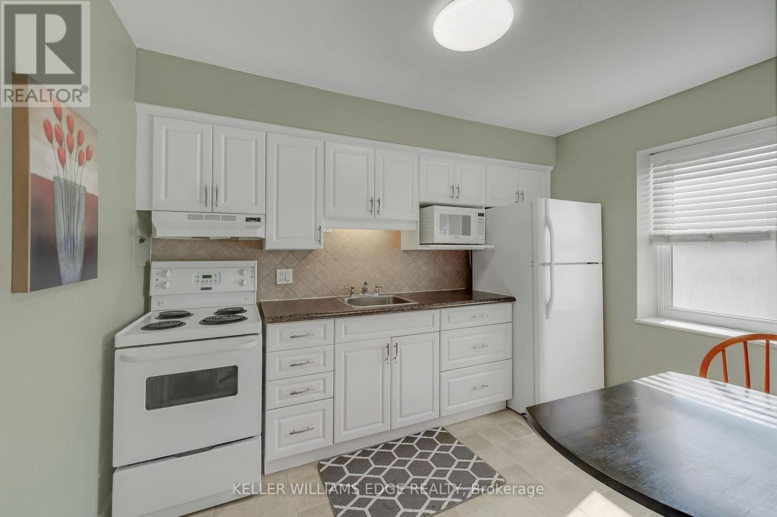 #9 824 BRANT STREET - 16