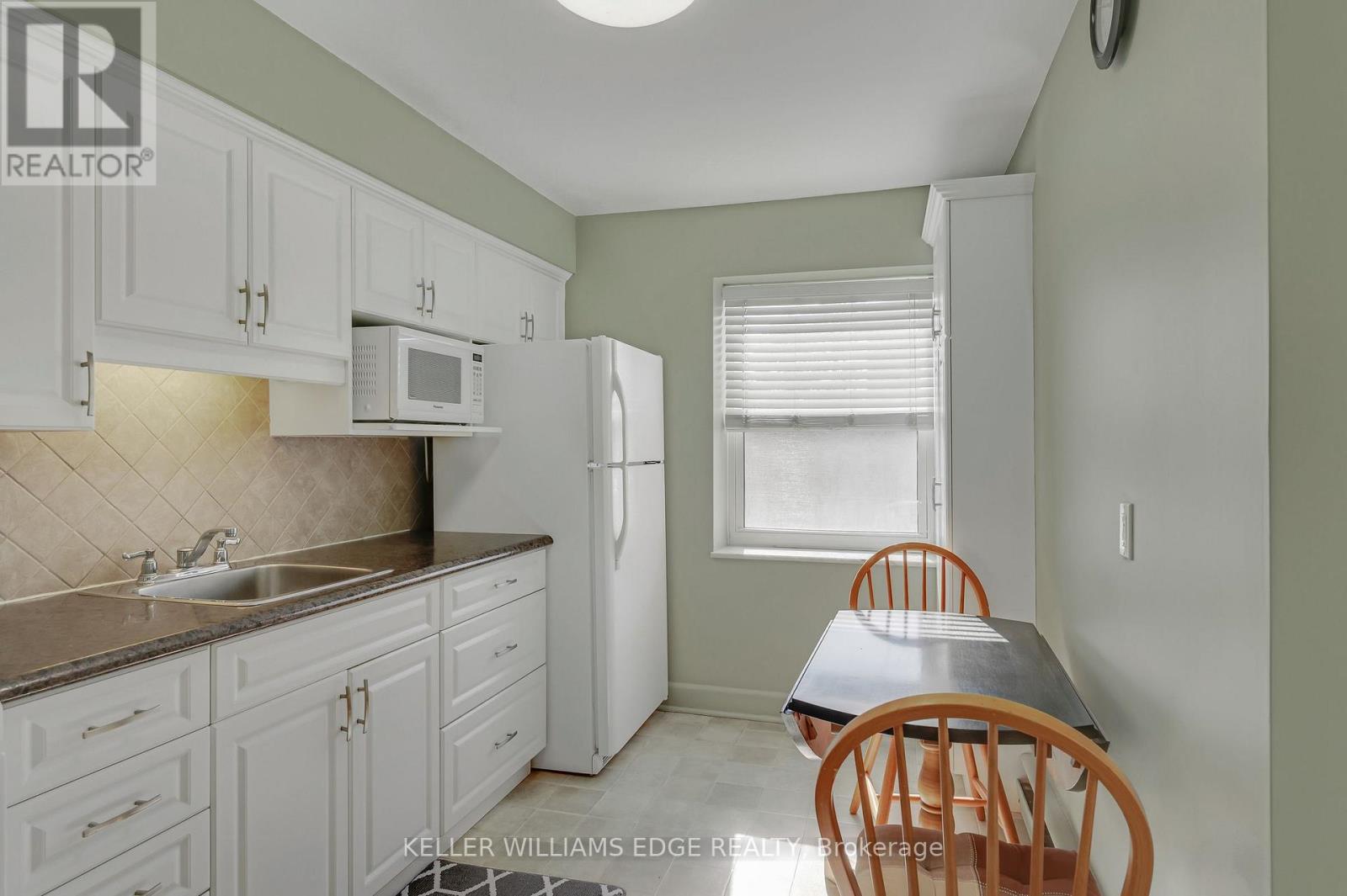 #9 824 BRANT STREET - 17