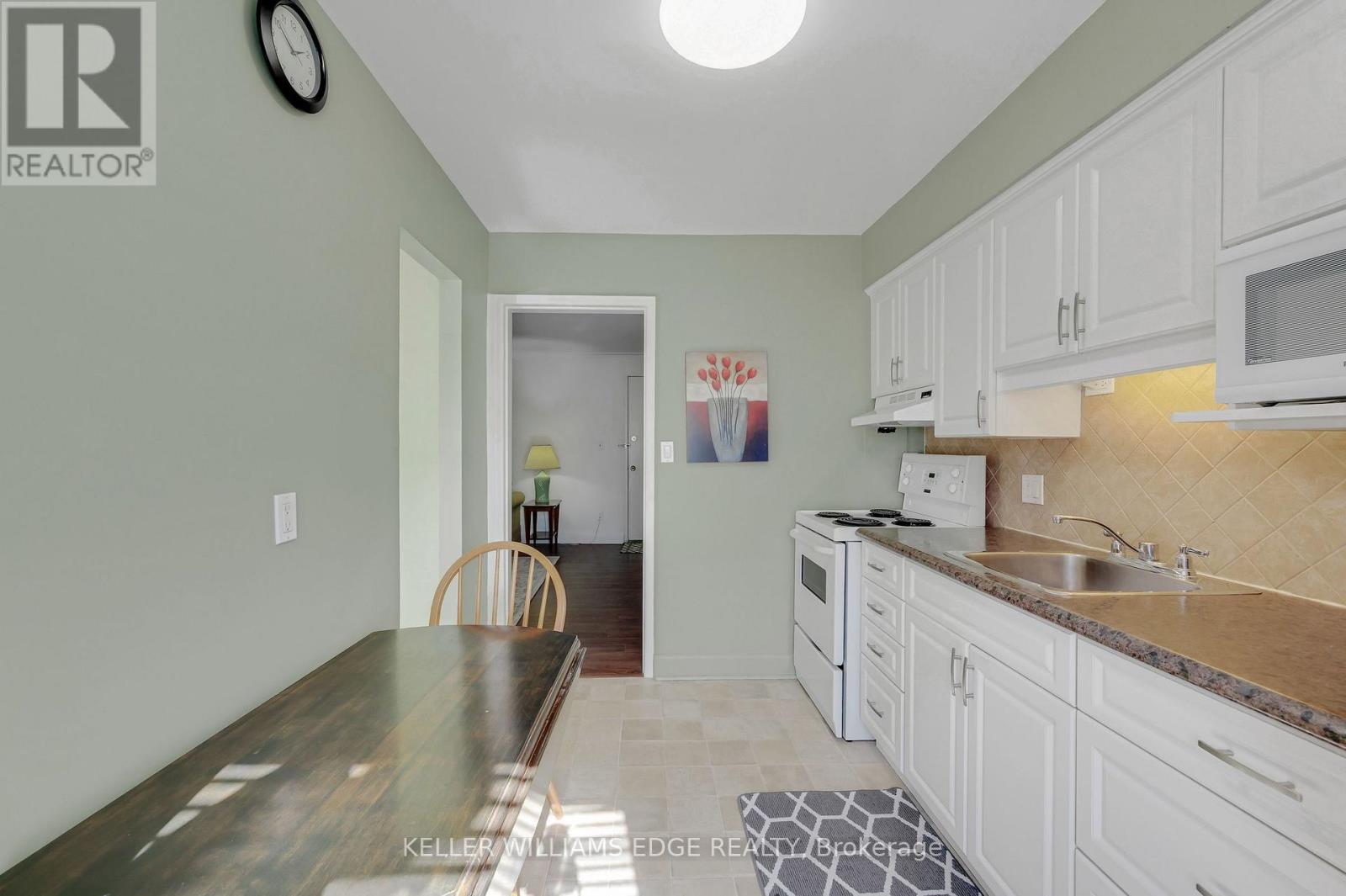 #9 824 BRANT STREET - 18