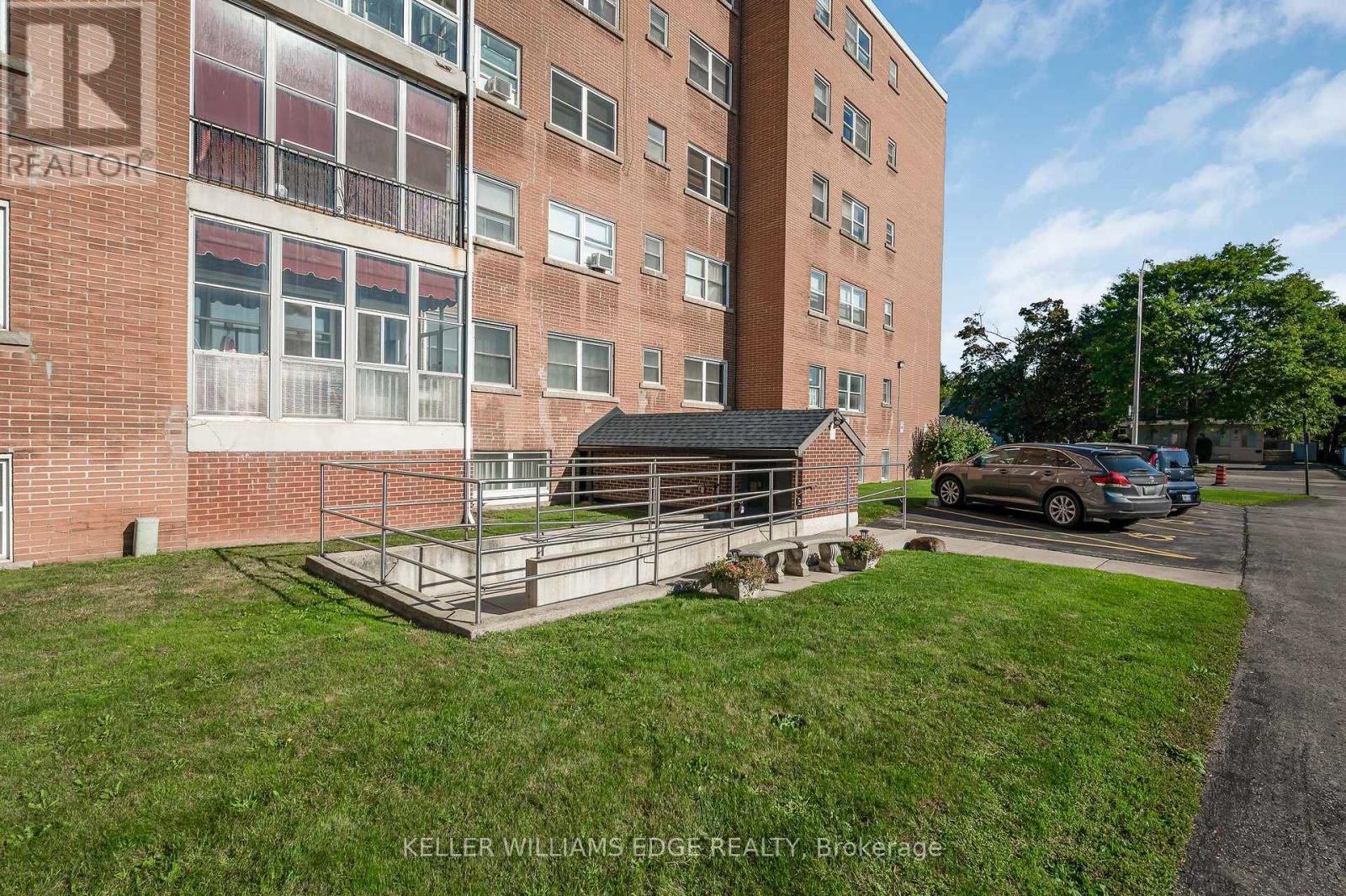 #9 824 BRANT STREET - 4