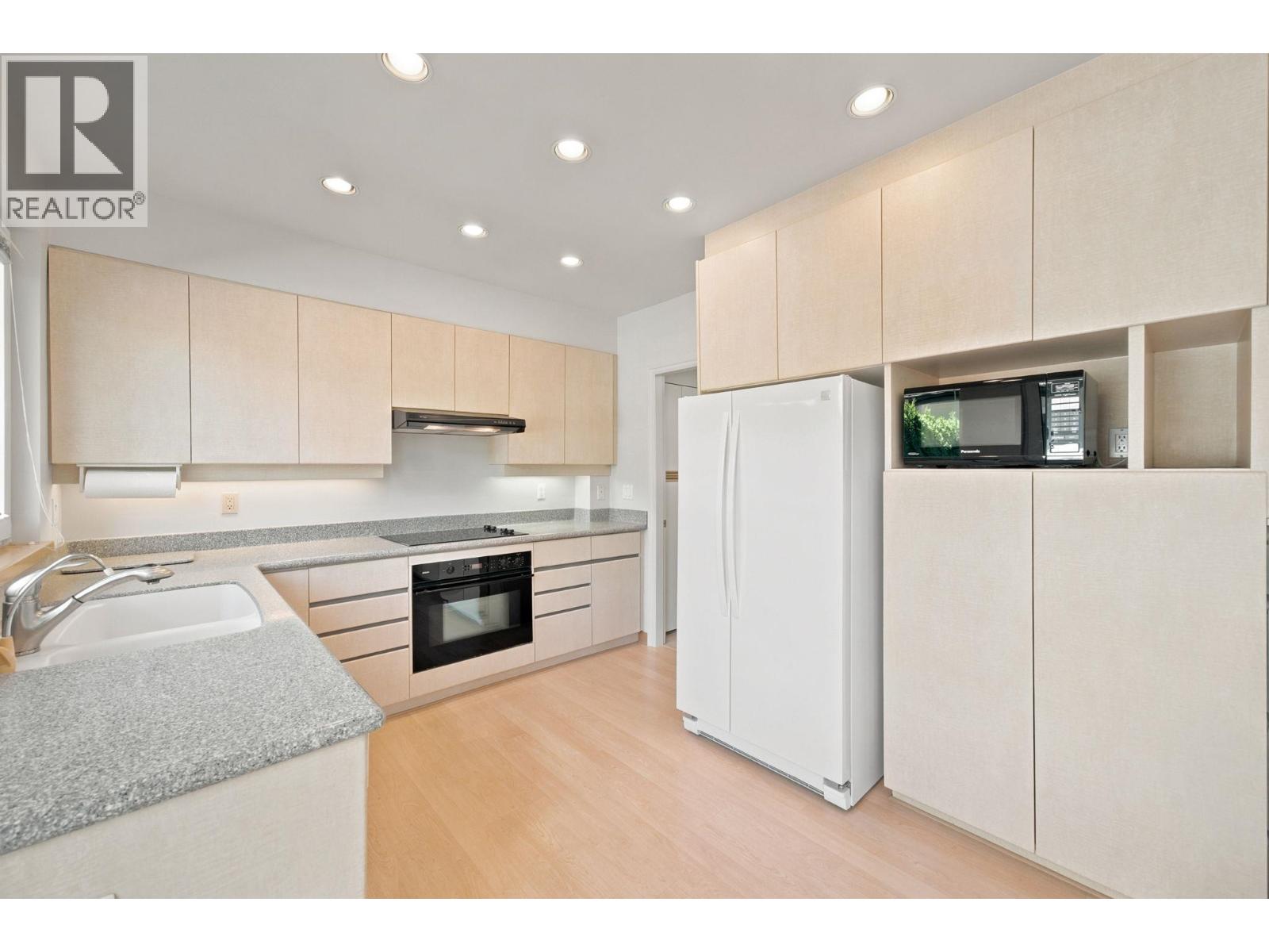 305 E 17TH STREET, North Vancouver
