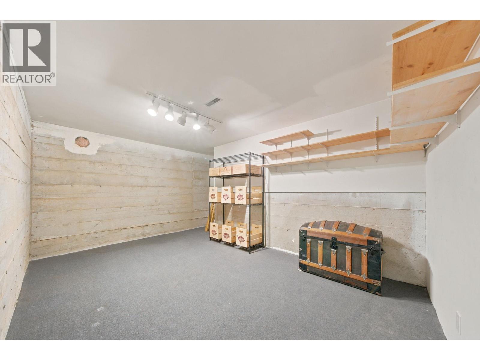 305 E 17TH STREET, North Vancouver