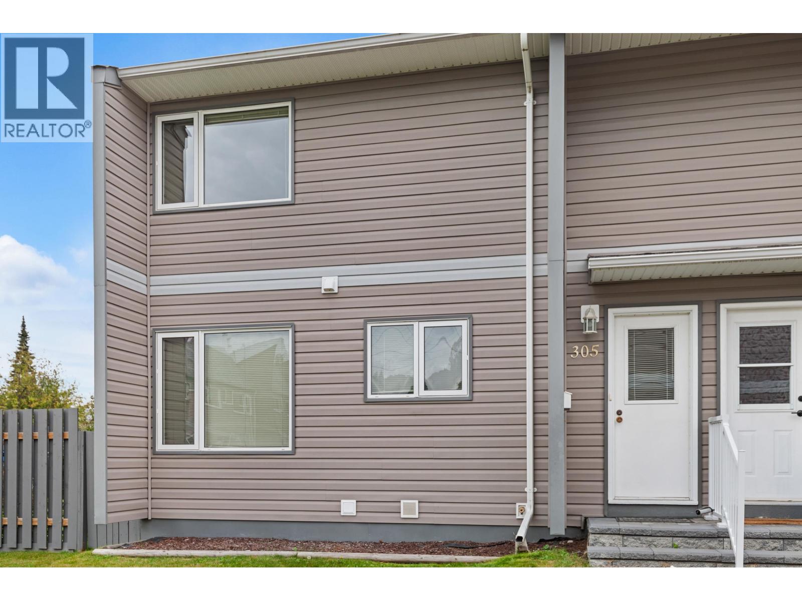 Living room of 305 2550 S OSPIKA BOULEVARD · Prince George, BC
