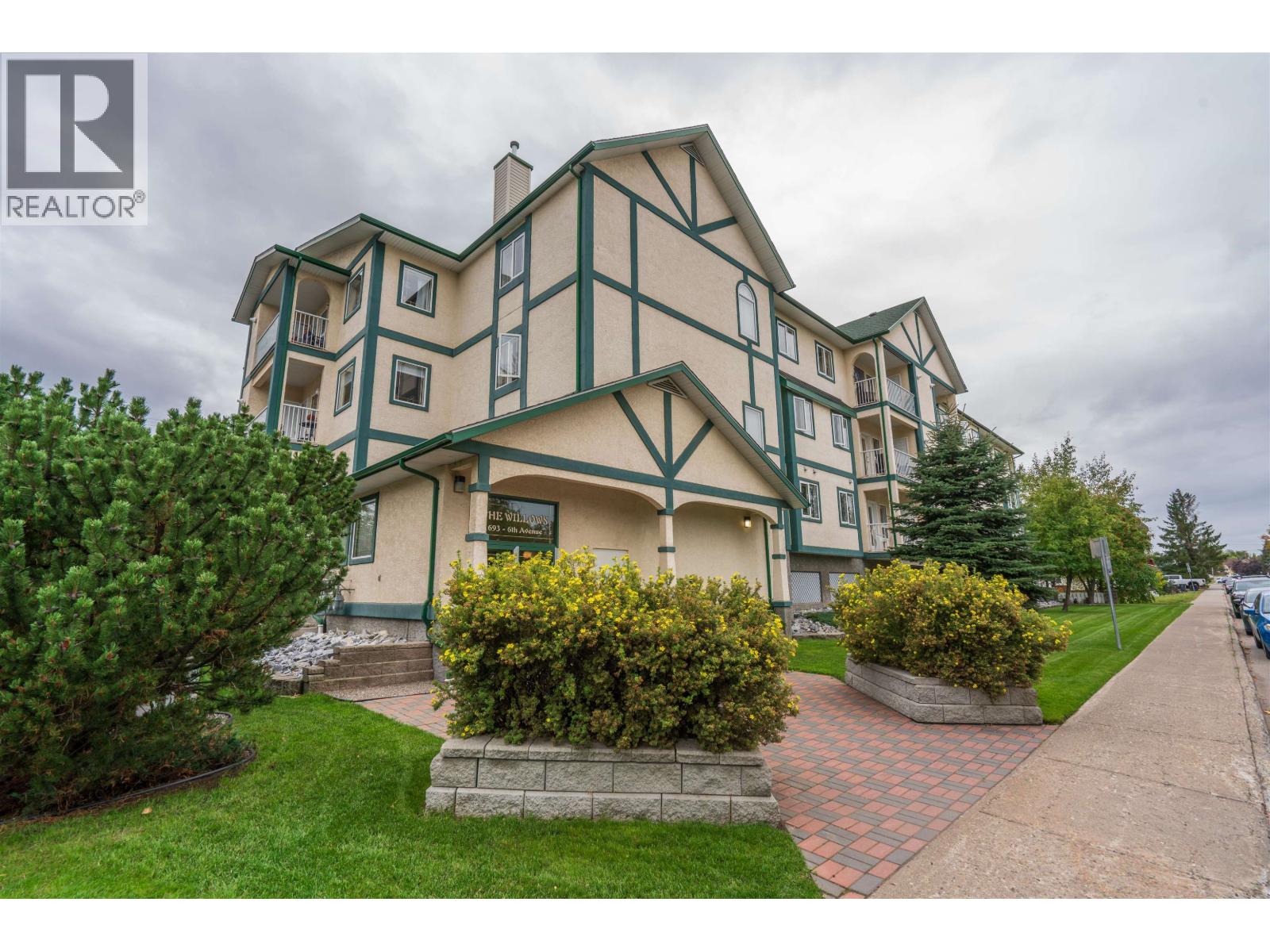 #205 1693 6TH AVENUE - 1