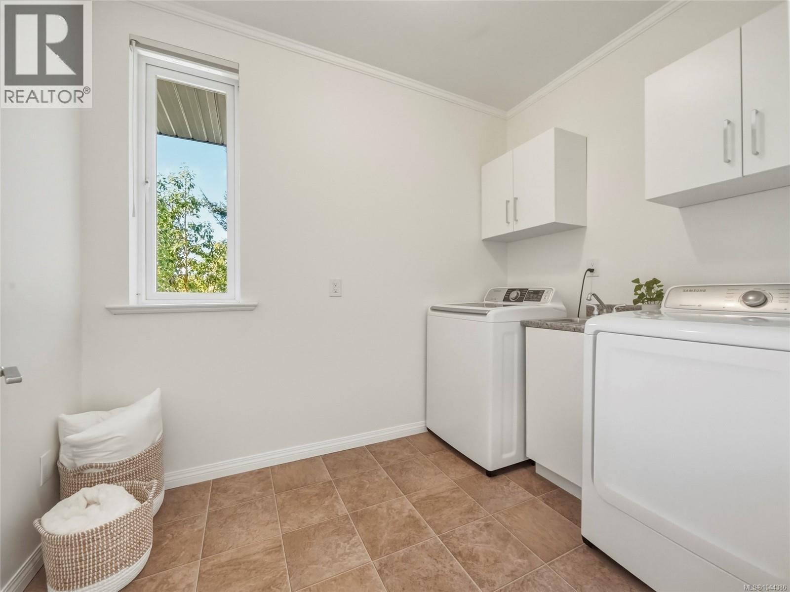 1 4771 Cordova Bay Road, Saanich