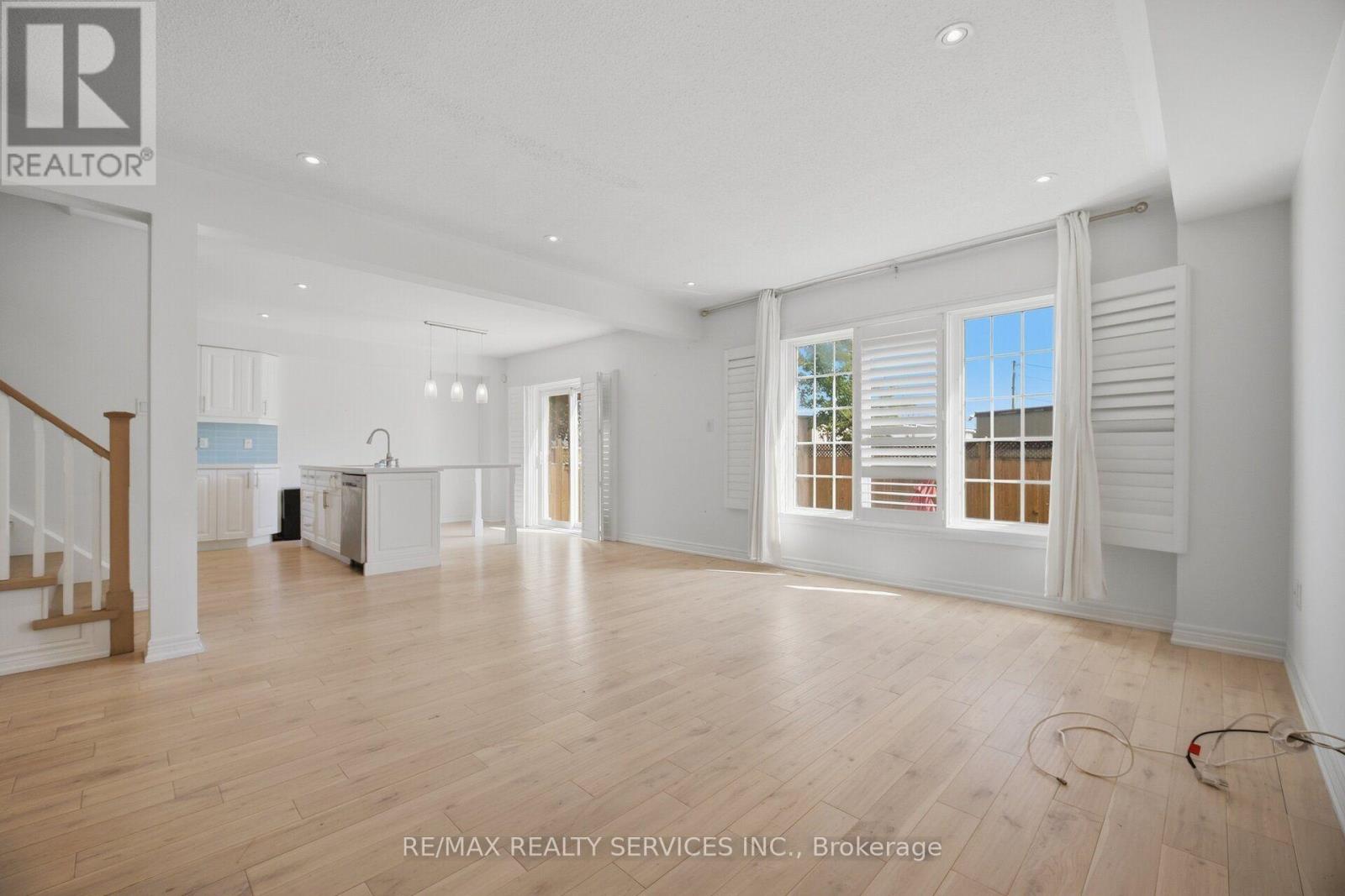 33 SEWELLS LANE - 12