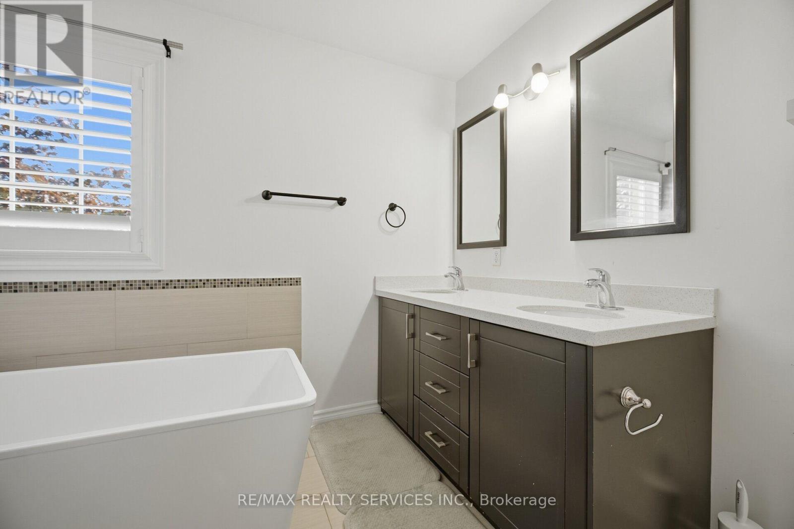 33 SEWELLS LANE - 31