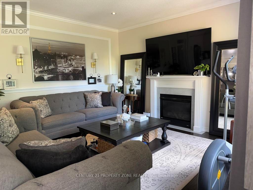 123 UPPER CANADA COURT - 8