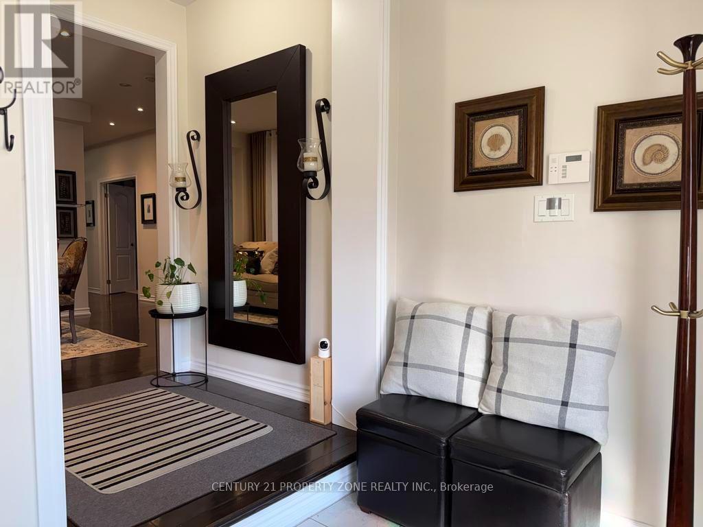 123 UPPER CANADA COURT - 4