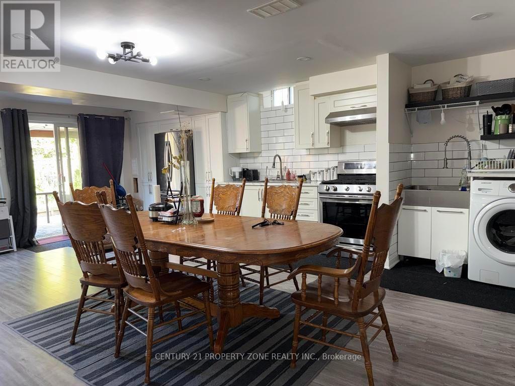 123 UPPER CANADA COURT - 32