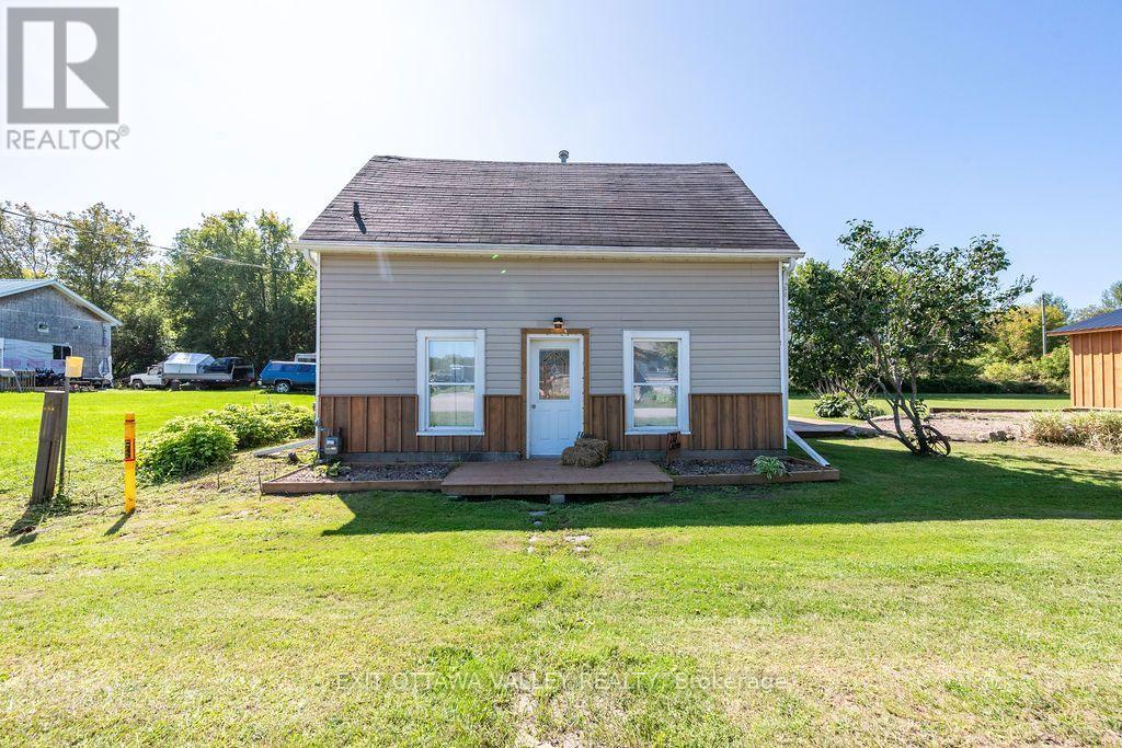 733 CALVIN ROAD, Whitewater Region — photo 3