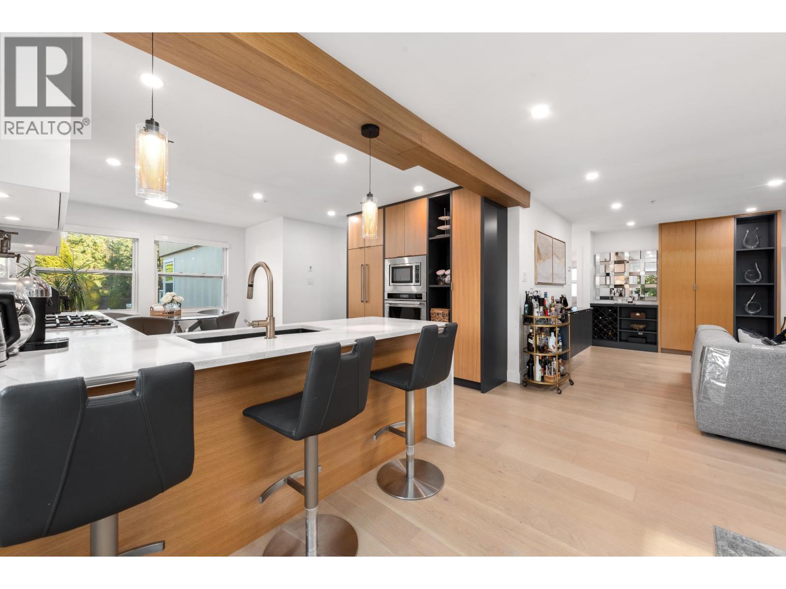 11 2425 EDGEMONT BOULEVARD, North Vancouver