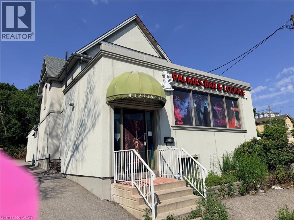 612 E KING Street — photo 3