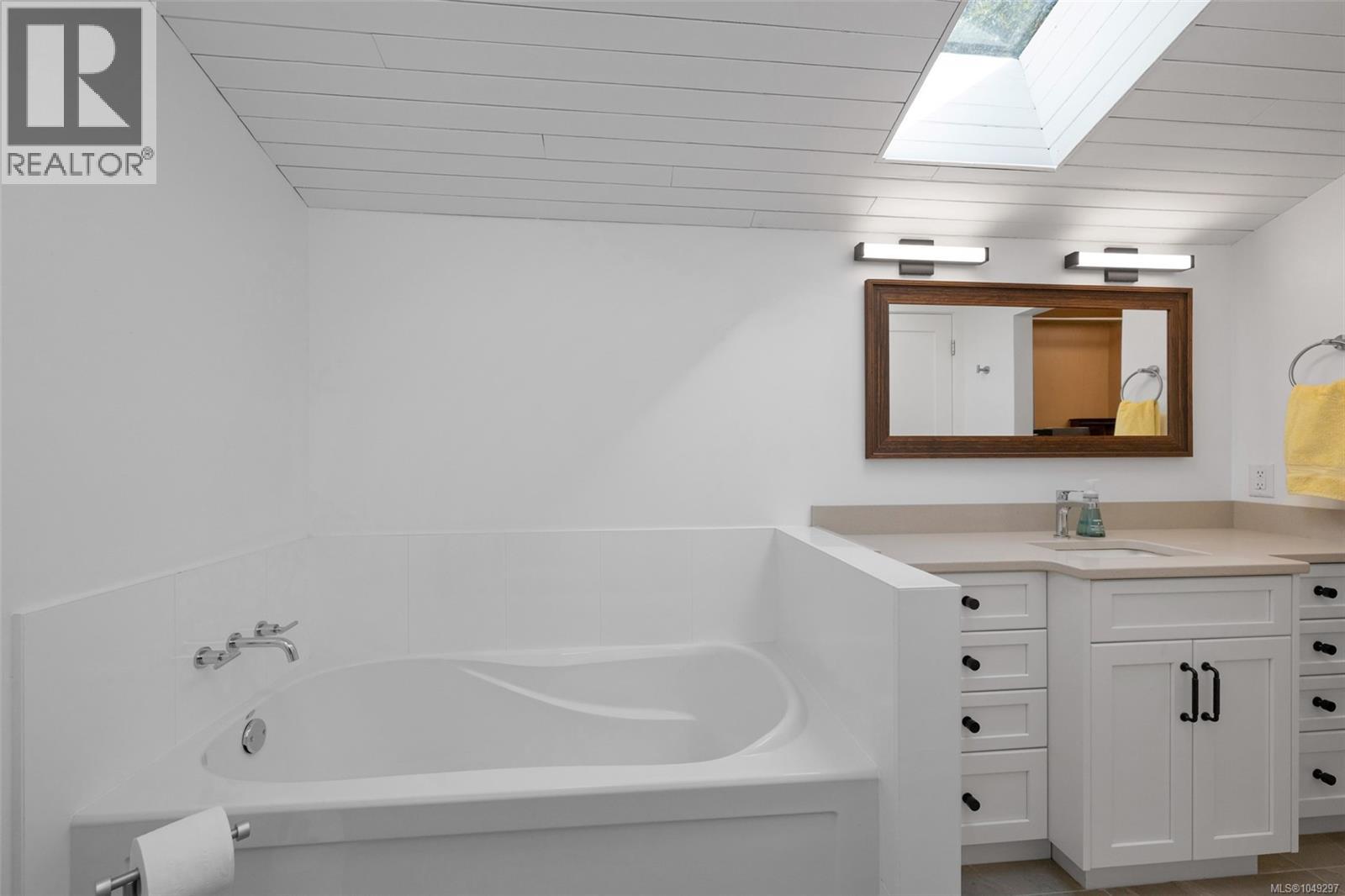  10915 Cedar Lane, North Saanich