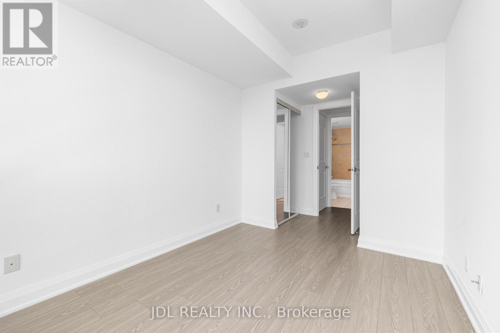 #4006 16 HARBOUR STREET - 19