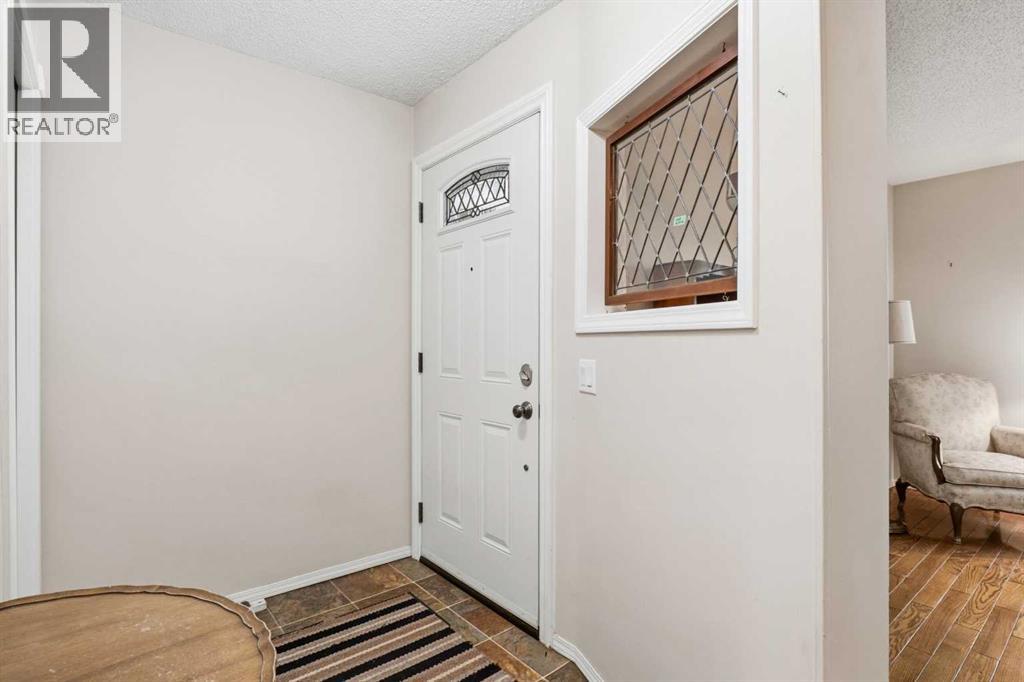 30 Bermuda Drive NW, Beddington Heights, Calgary photo 4