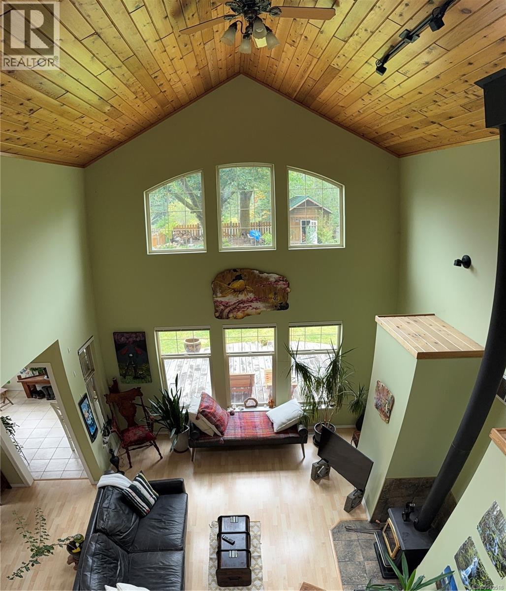 125 Maquinna Ave - 1