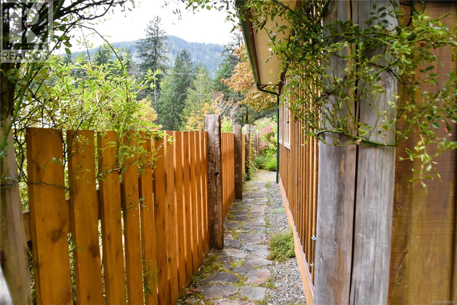 125 Maquinna Ave - Image 29