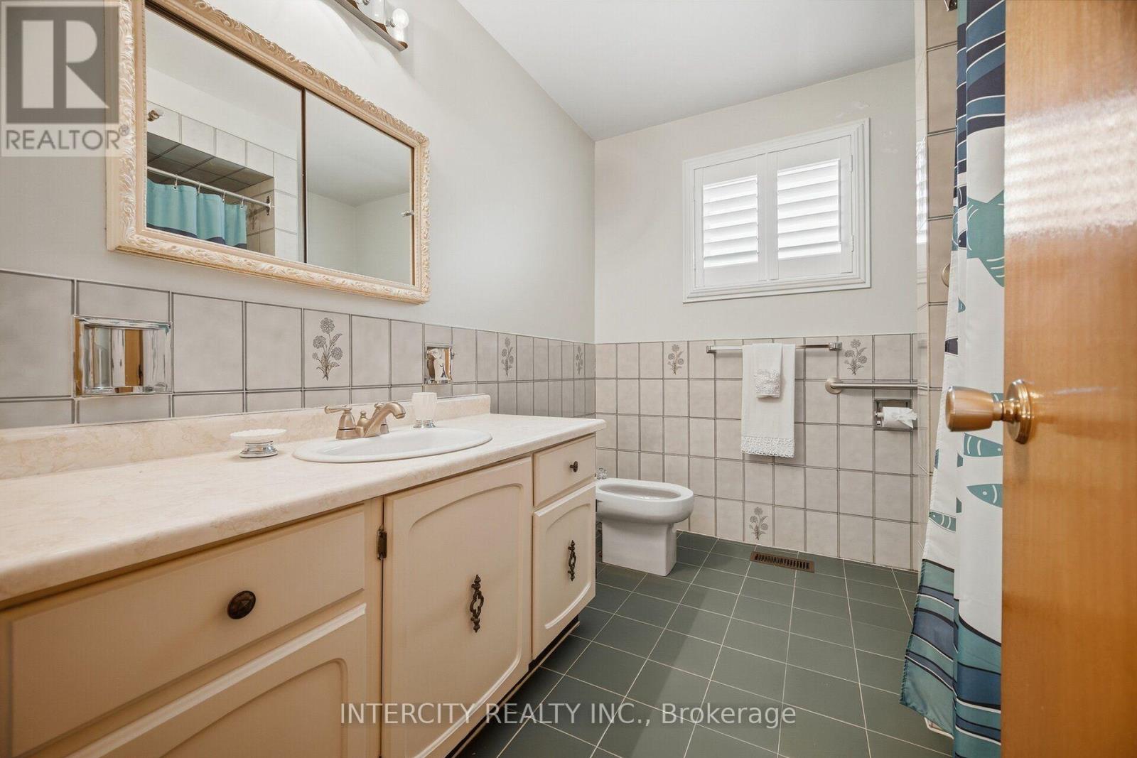 146 JULES AVENUE - Image 29