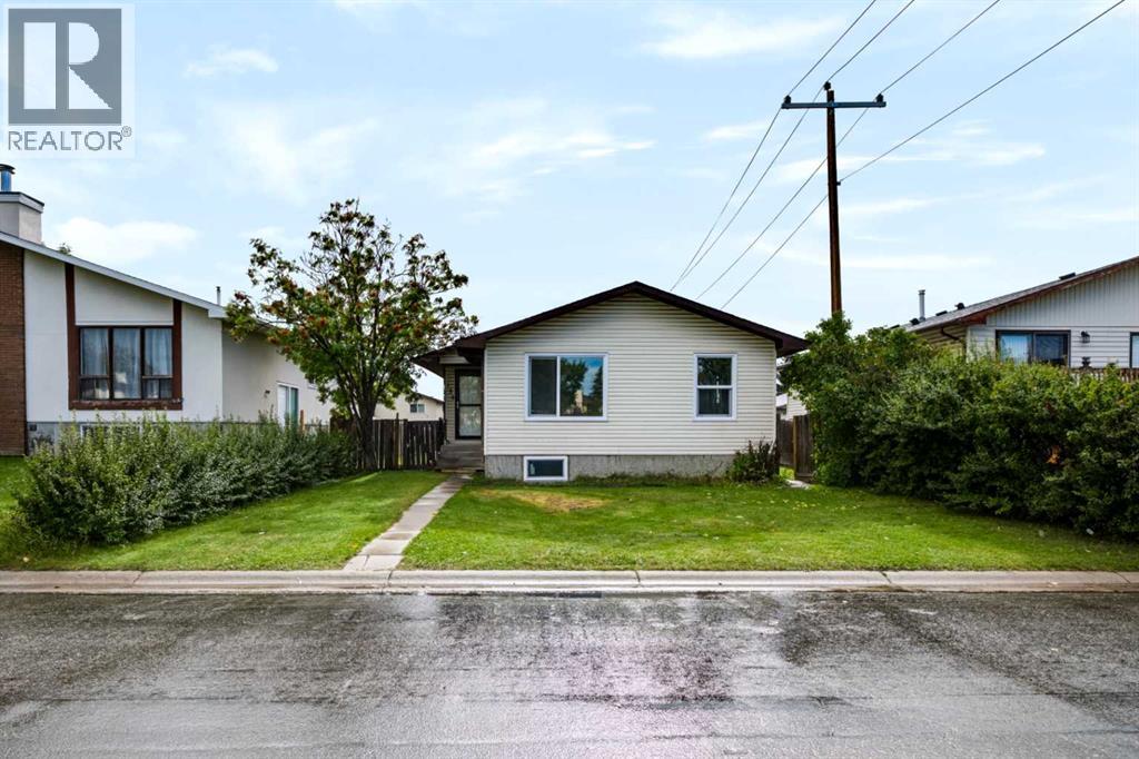 139 Falsby Road NE, Falconridge, Calgary photo 1
