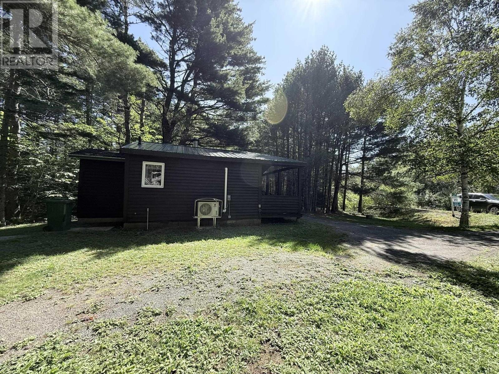 2031 East Clifford Road, East Clifford — photo 5
