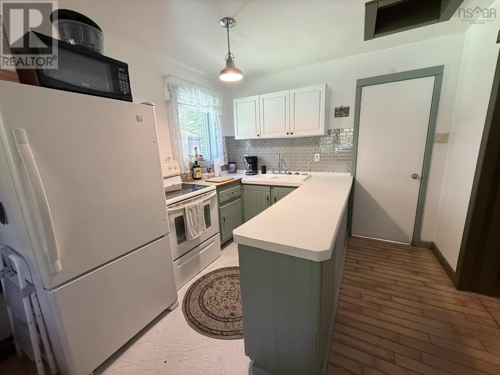2031 East Clifford Road, East Clifford — photo 8