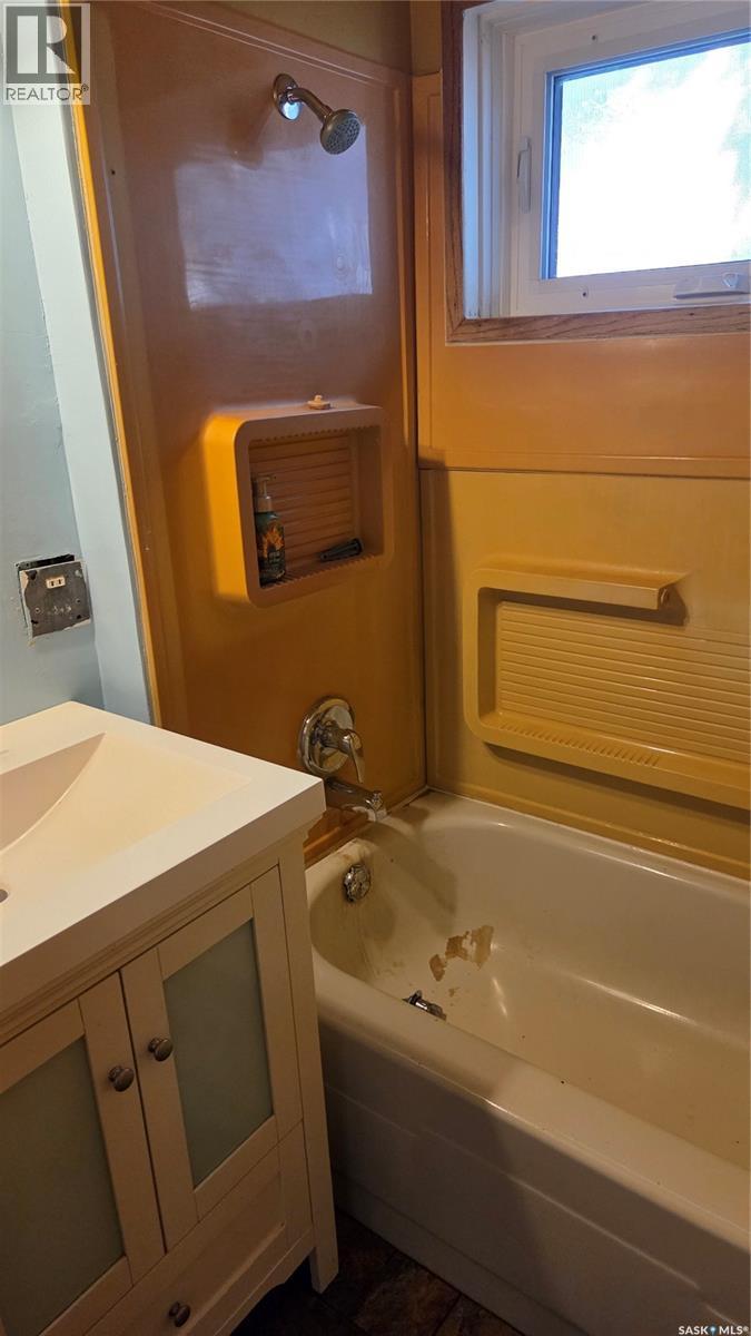 42 Elsom STREET, Moose Jaw — photo 8