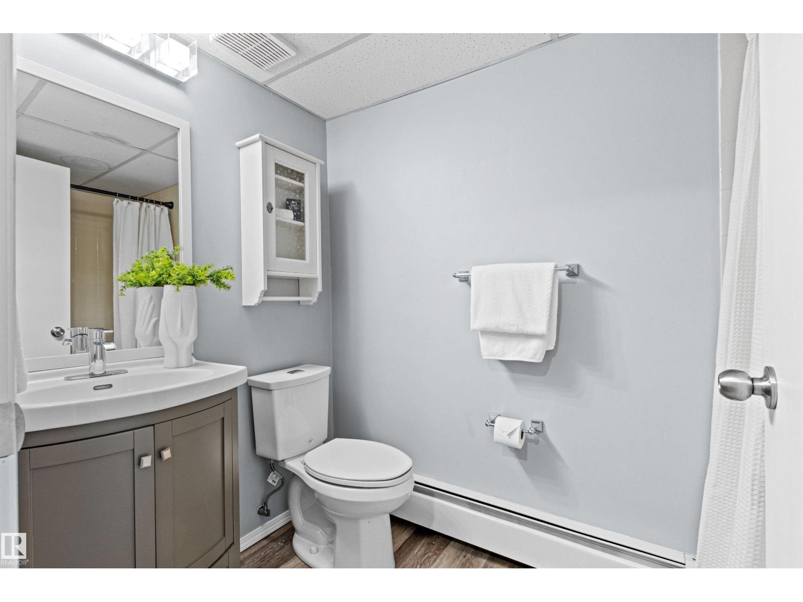 #7 10032 113 ST NW - 52