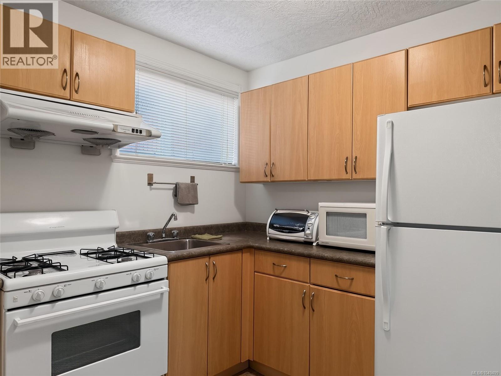  1310 Basil Avenue, Victoria