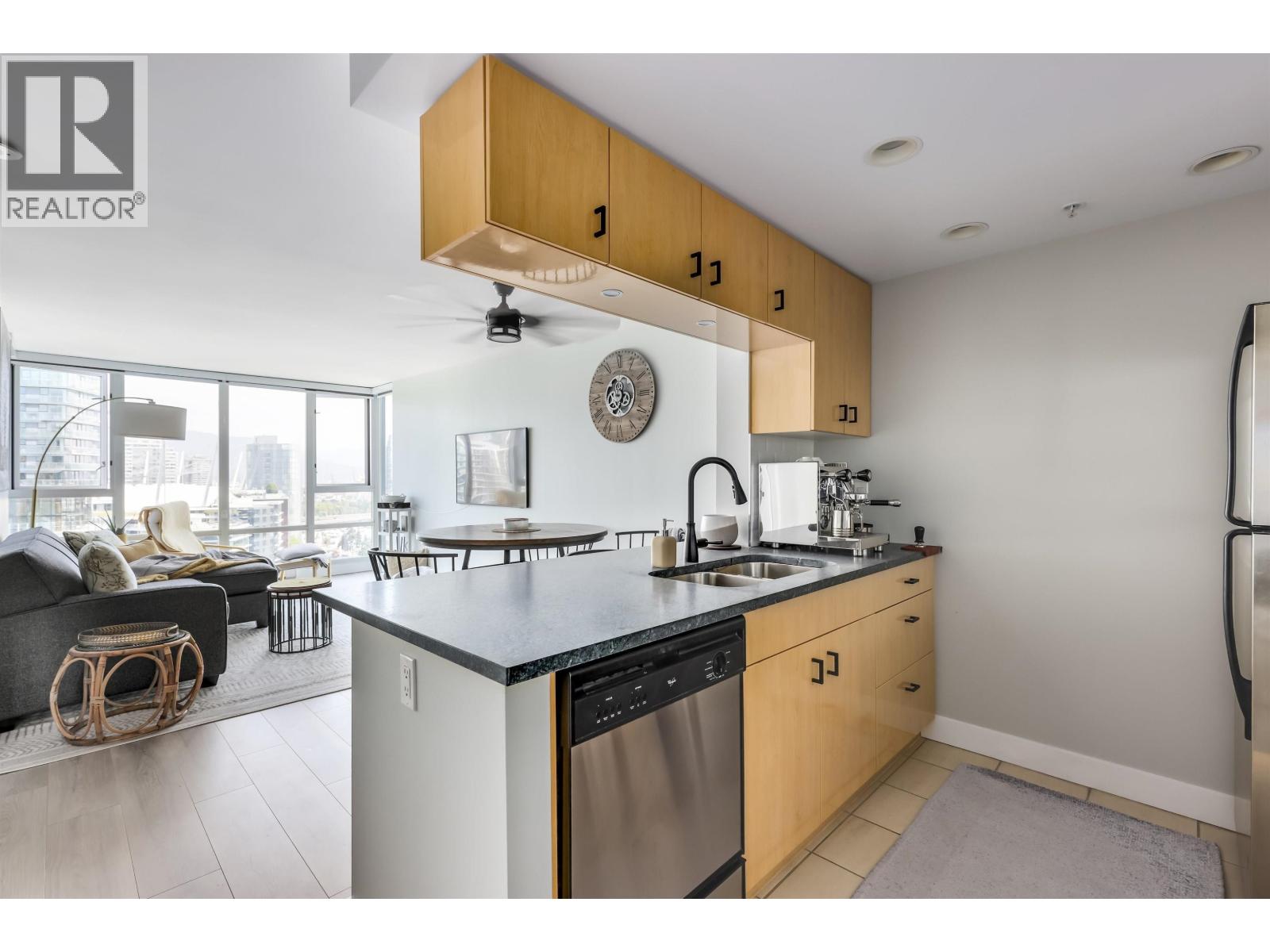 1 Bed, 1 Bath House for Sale in Vancouver – 2802 1033 MARINASIDE CRESCENT, Vancouver – MLS# R3164698 - Image 9