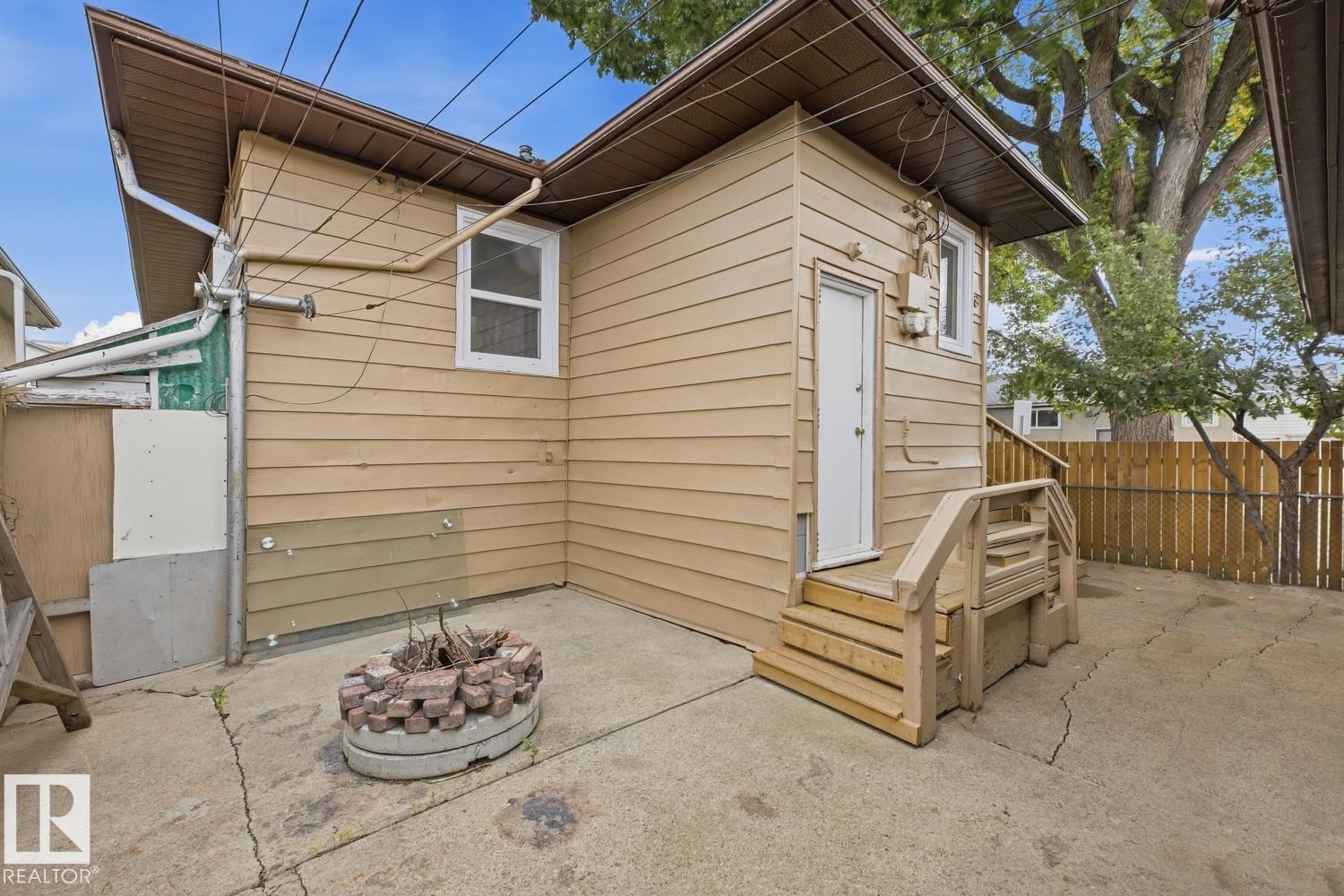 10704 96 ST NW - 4