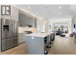 5pc Bathroom - 2507 17 Street Nw, Calgary, AB T2M3S3 Photo 7