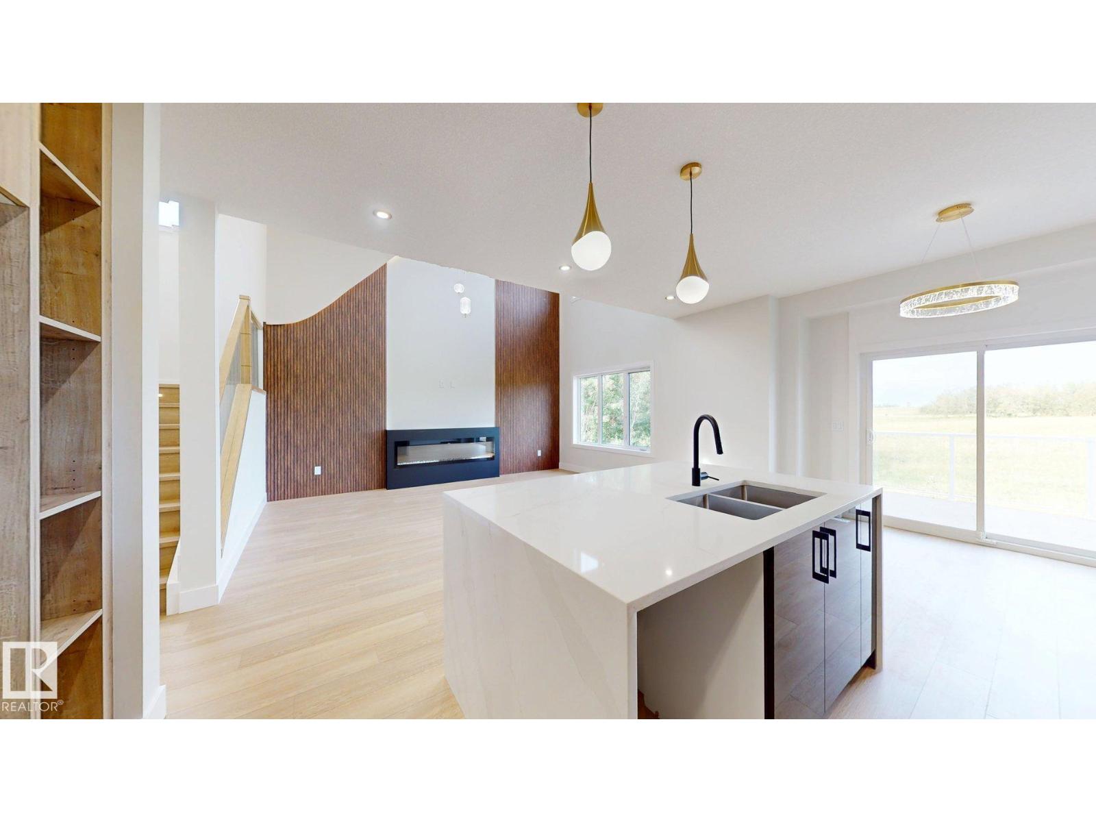 4608 17 AV SW - 12