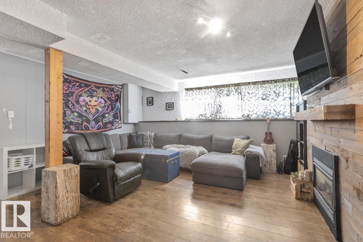 8808 43 AV NW - 23