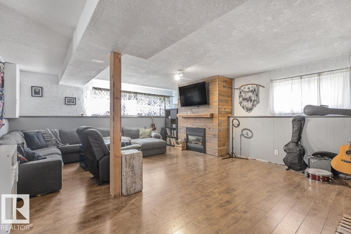 8808 43 AV NW - 22