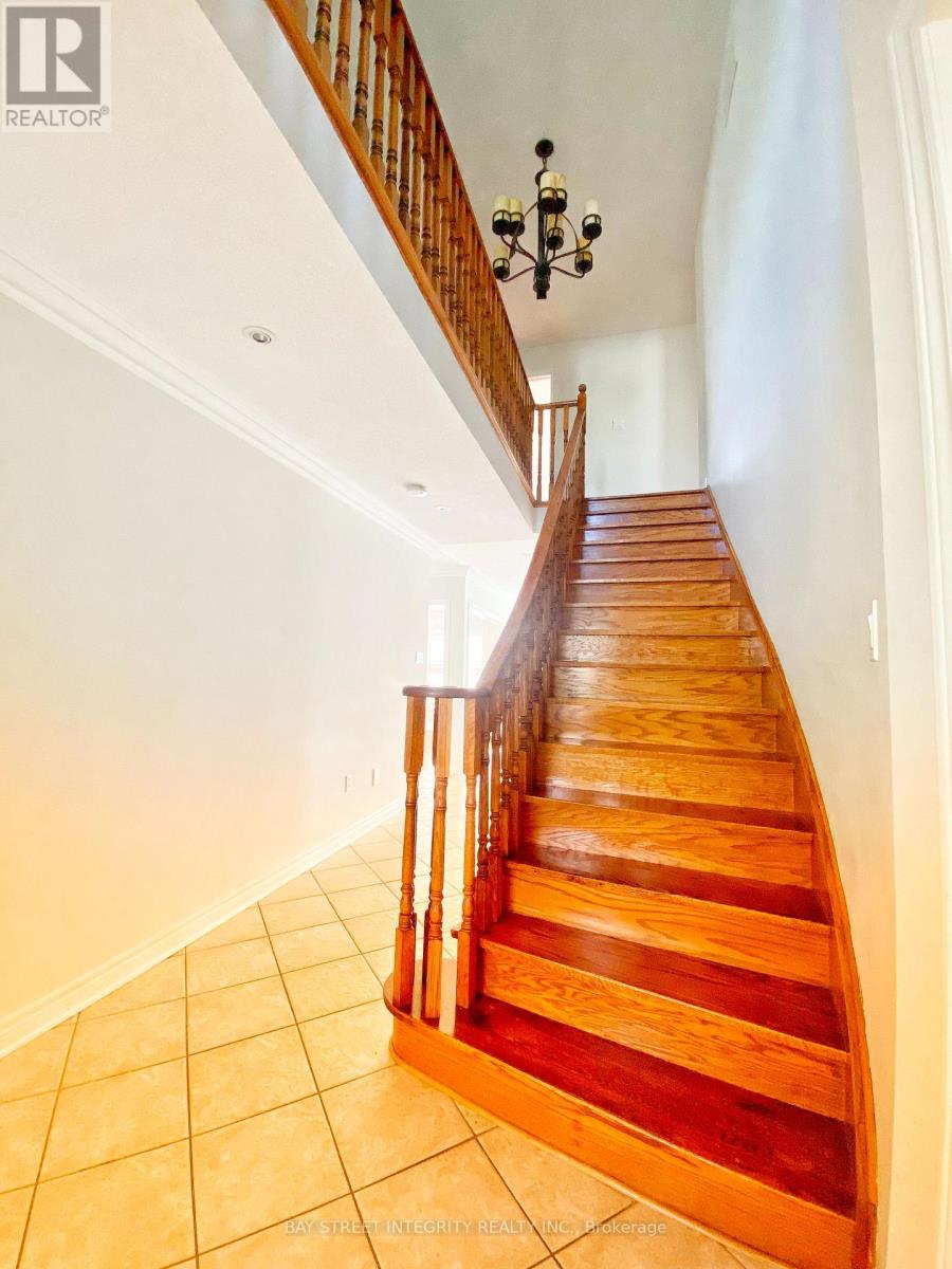 MAIN 114 RED RIVER CRESCENT, Newmarket (Woodland Hill) — photo 3