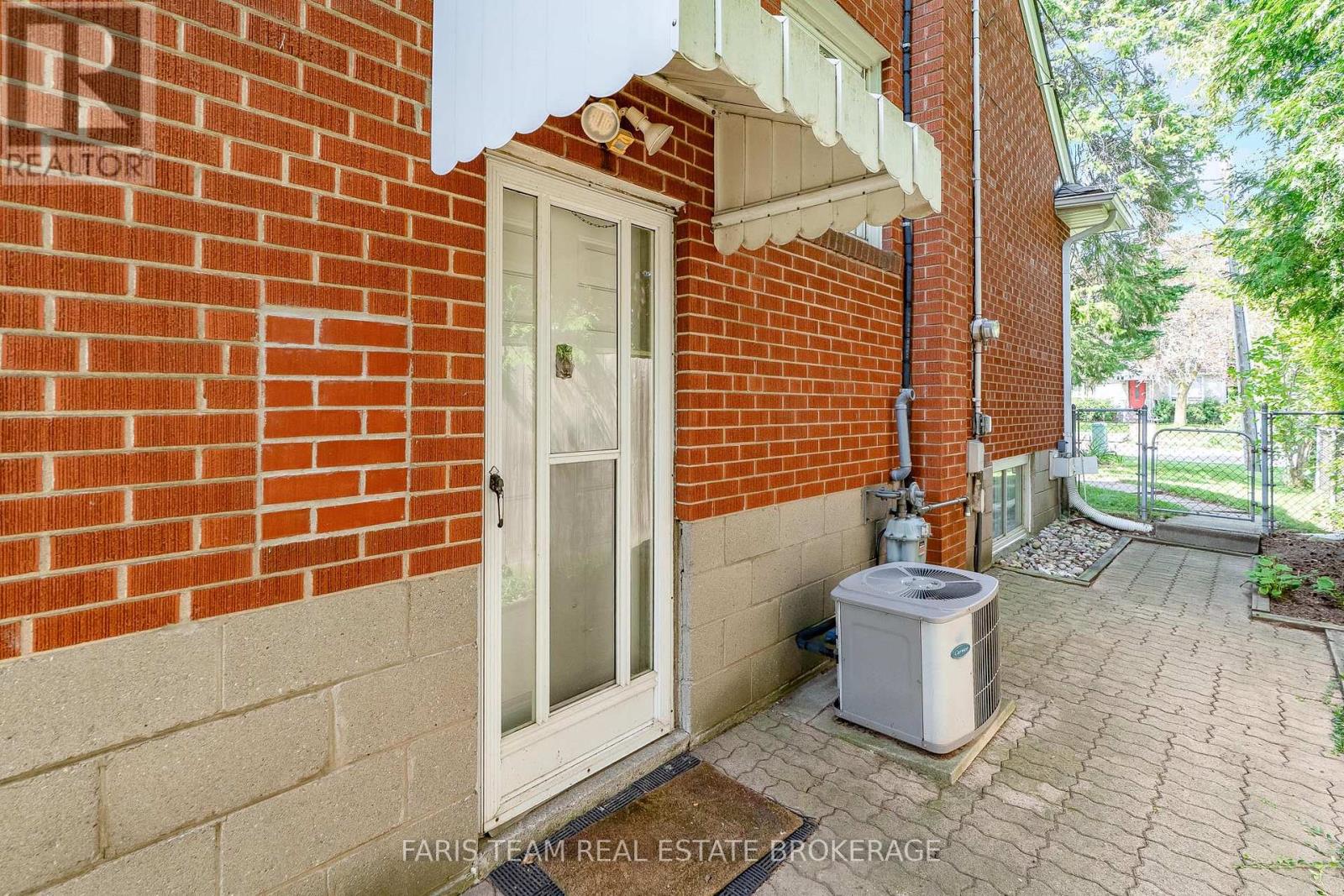 90 BEDFORD PARK AVENUE - Image 43