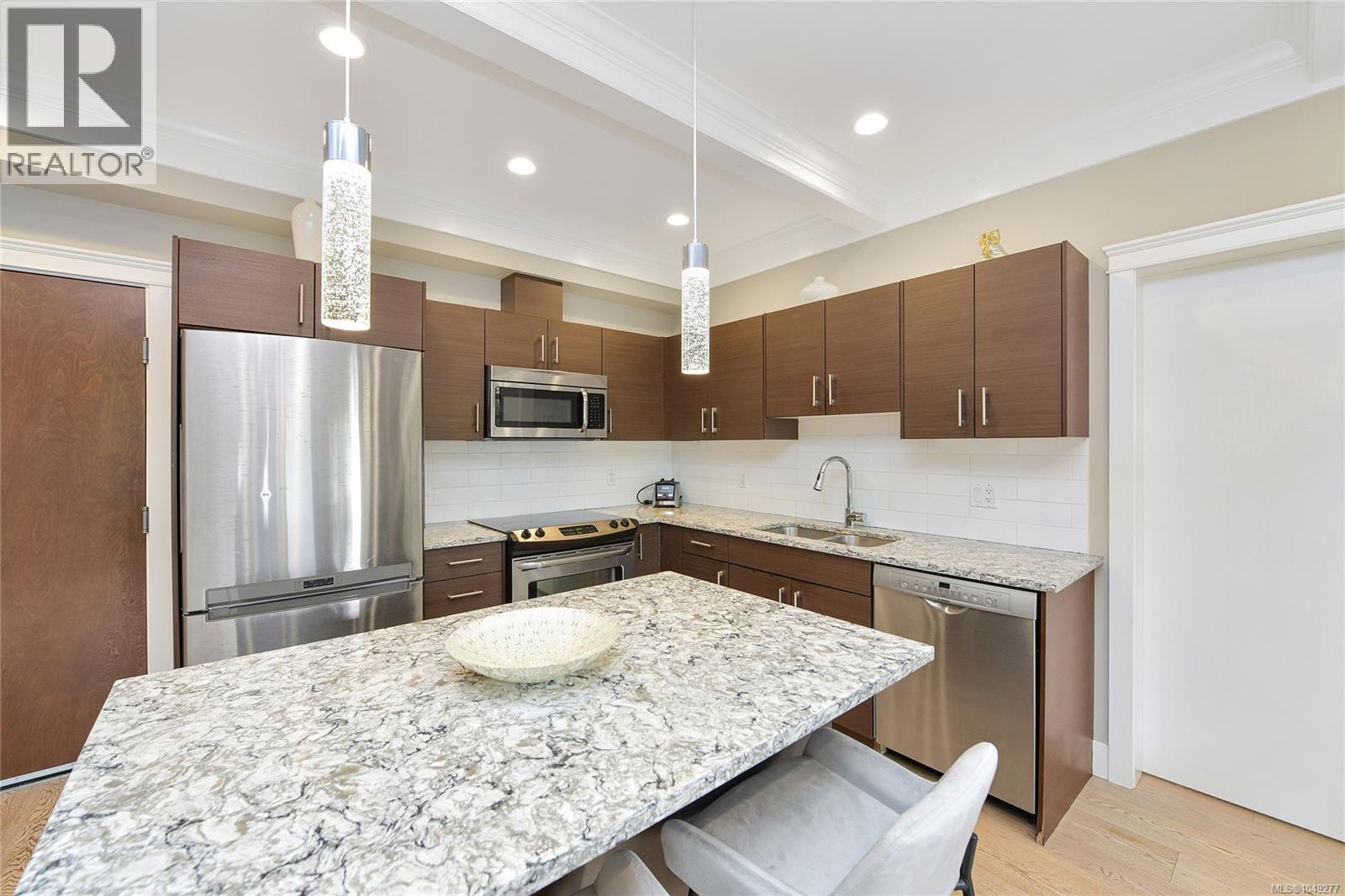 101 935 Cloverdale Avenue, Saanich