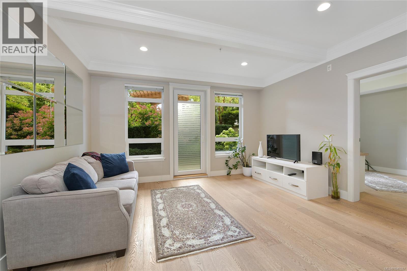 101 935 Cloverdale Avenue, Saanich