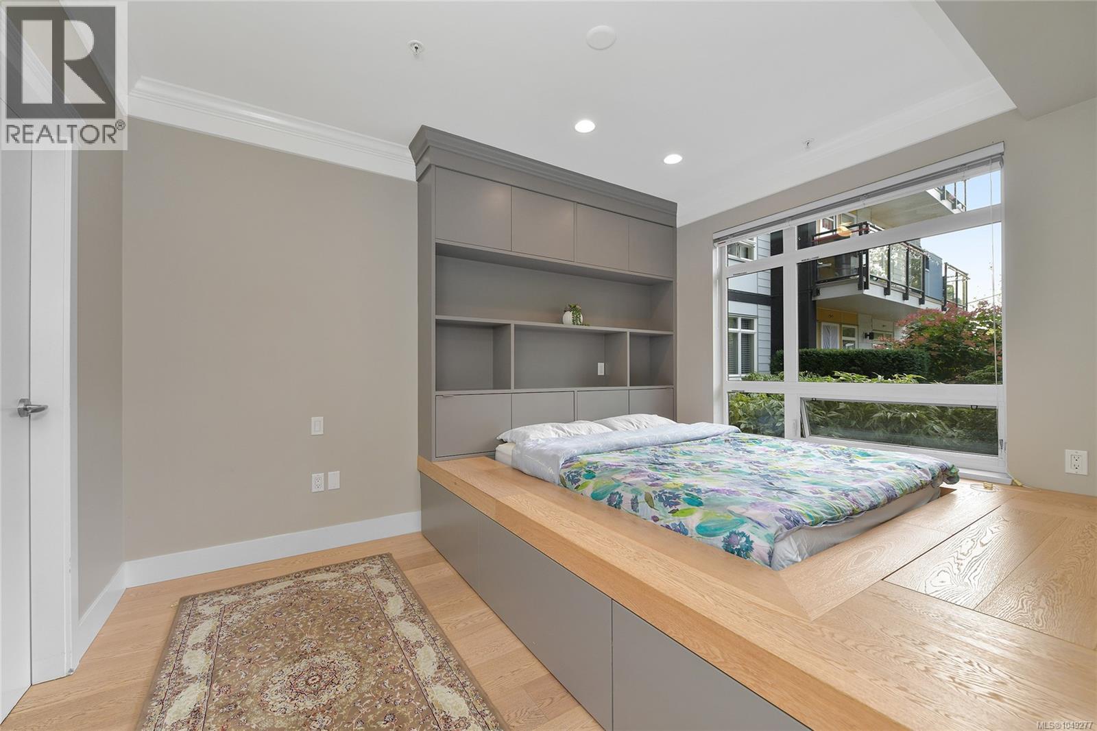 101 935 Cloverdale Avenue, Saanich
