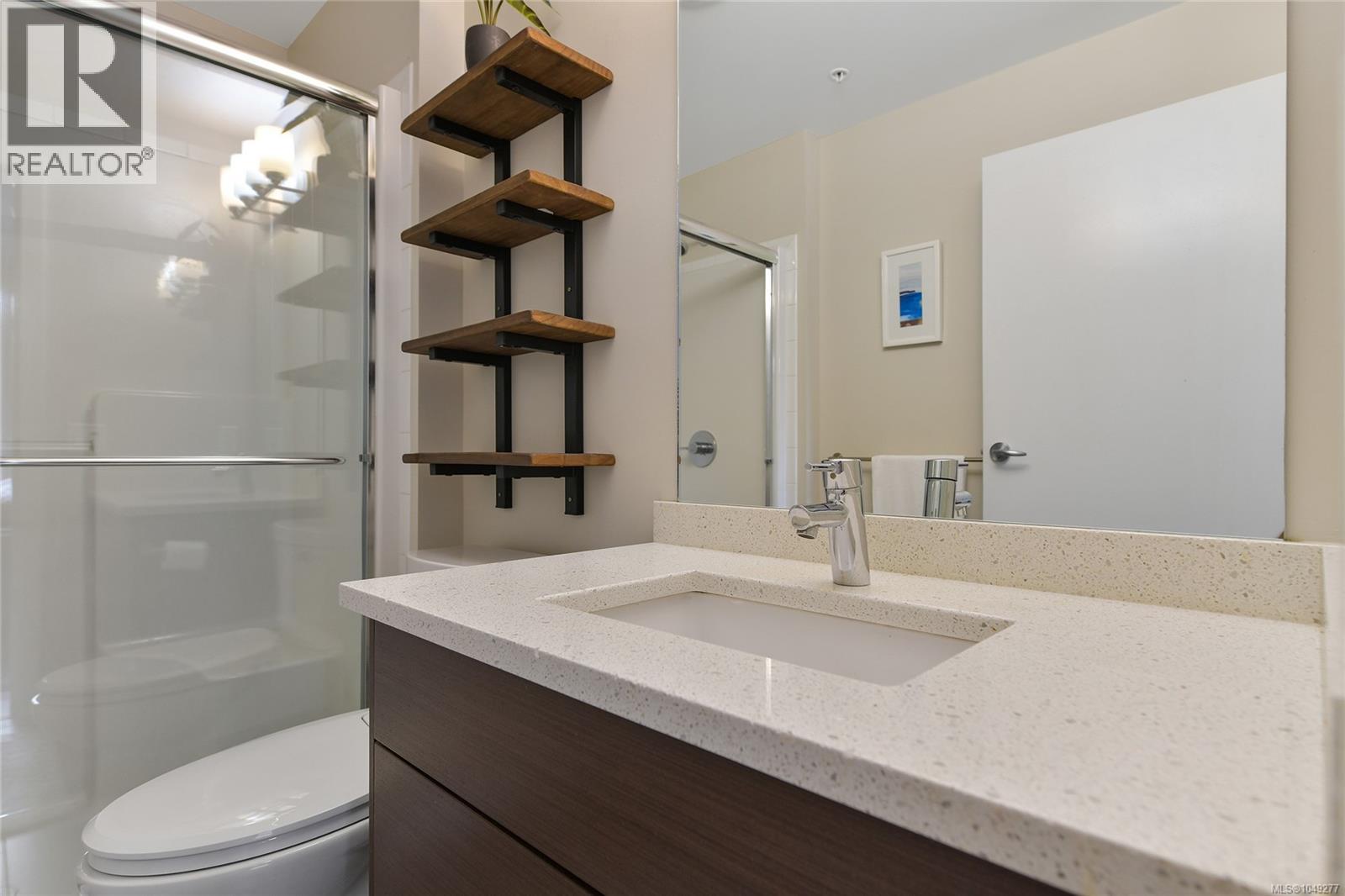 101 935 Cloverdale Avenue, Saanich