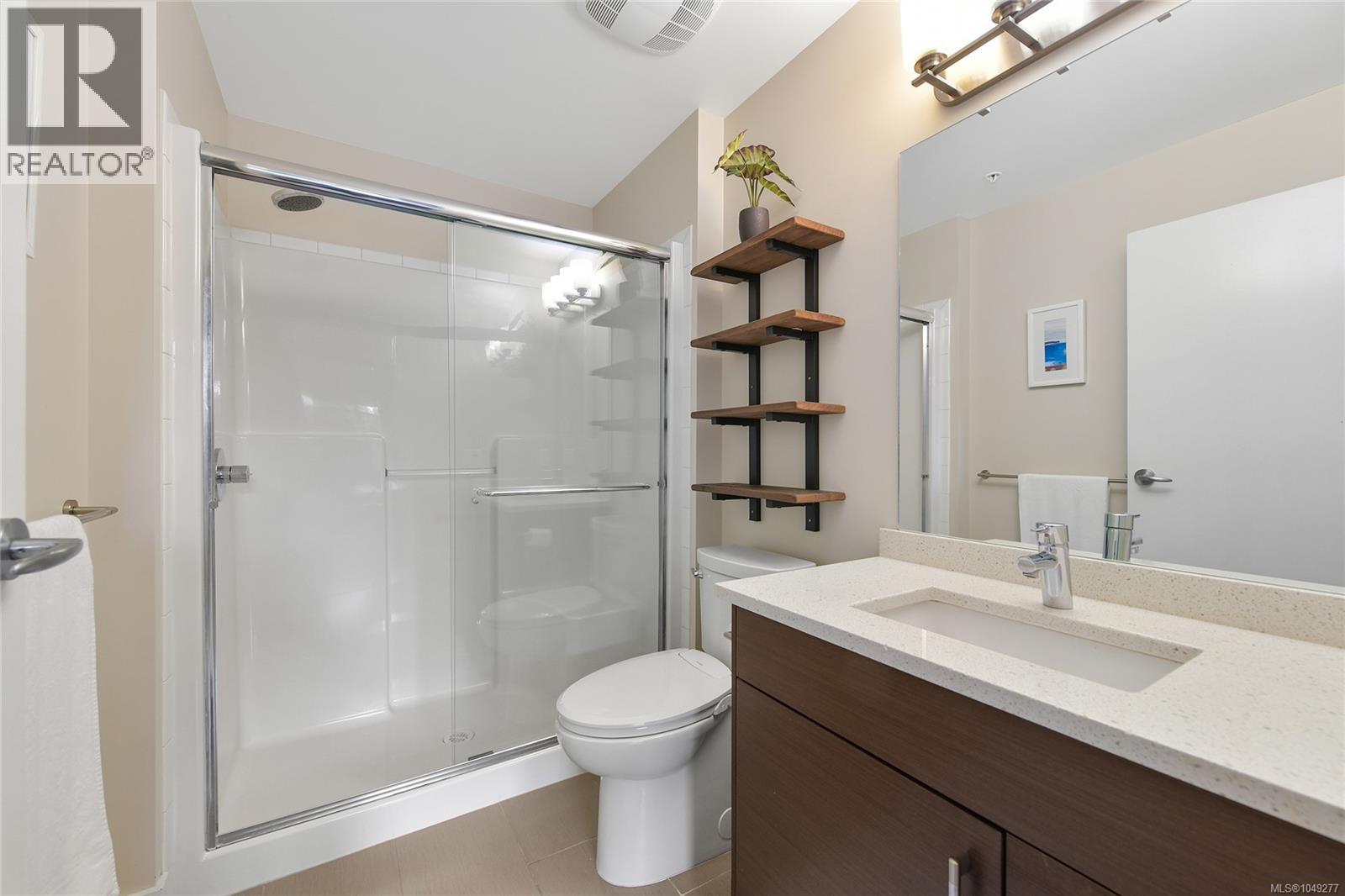 101 935 Cloverdale Avenue, Saanich