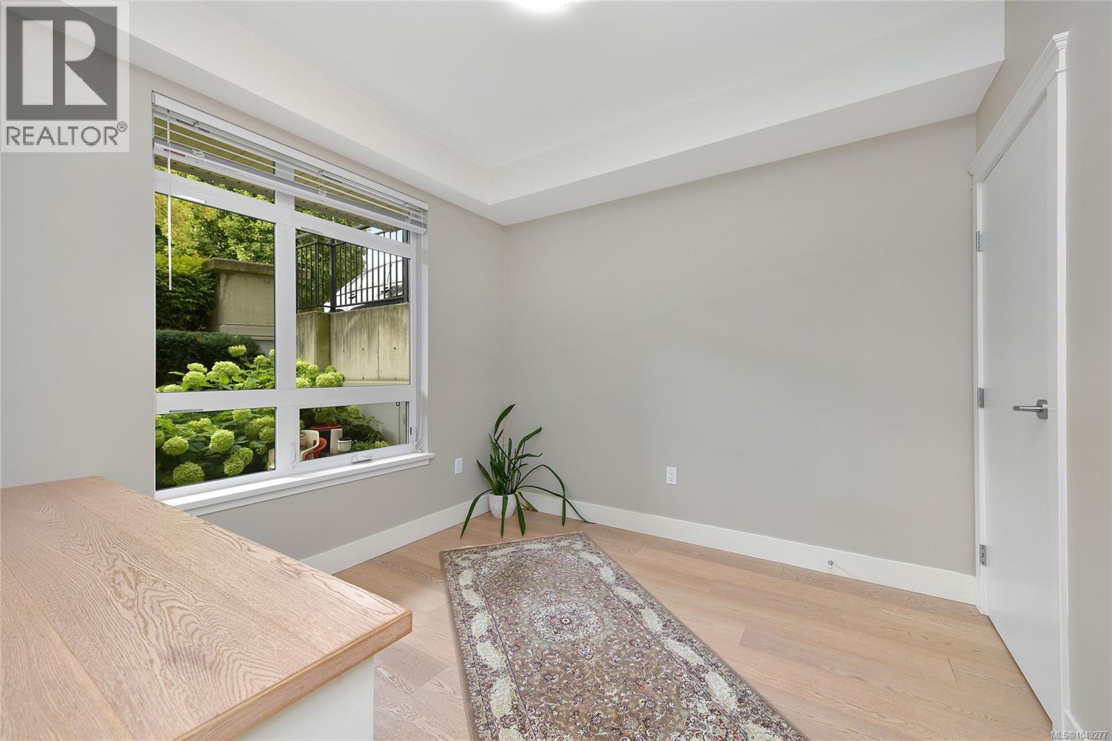 #101 935 Cloverdale Ave - 17